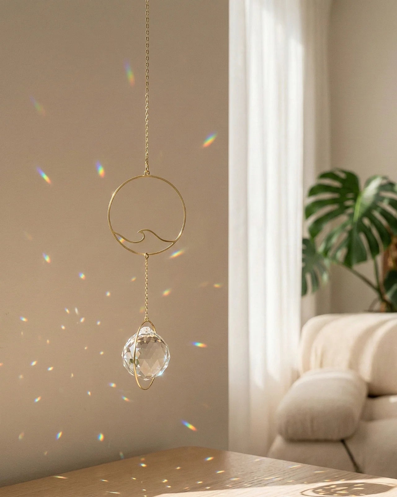 Suncatcher Heliophilia - Acchiappasole feng shui artigianale che crea arcobaleni di luce con cristallo e simbolo in ottone a forma di onda