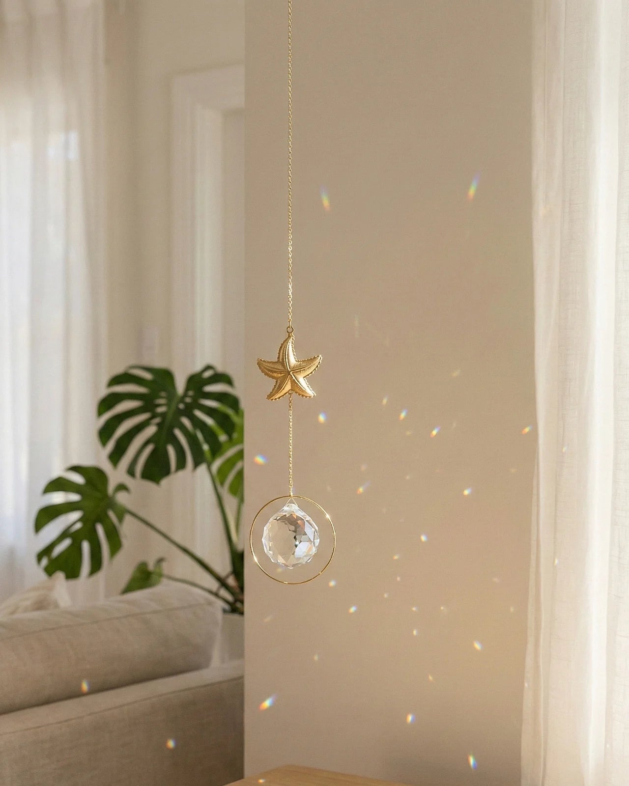 Suncatcher Heliophilia - Acchiappasole feng shui artigianale che crea arcobaleni di luce con cristallo e simbolo in ottone a forma di stella marina