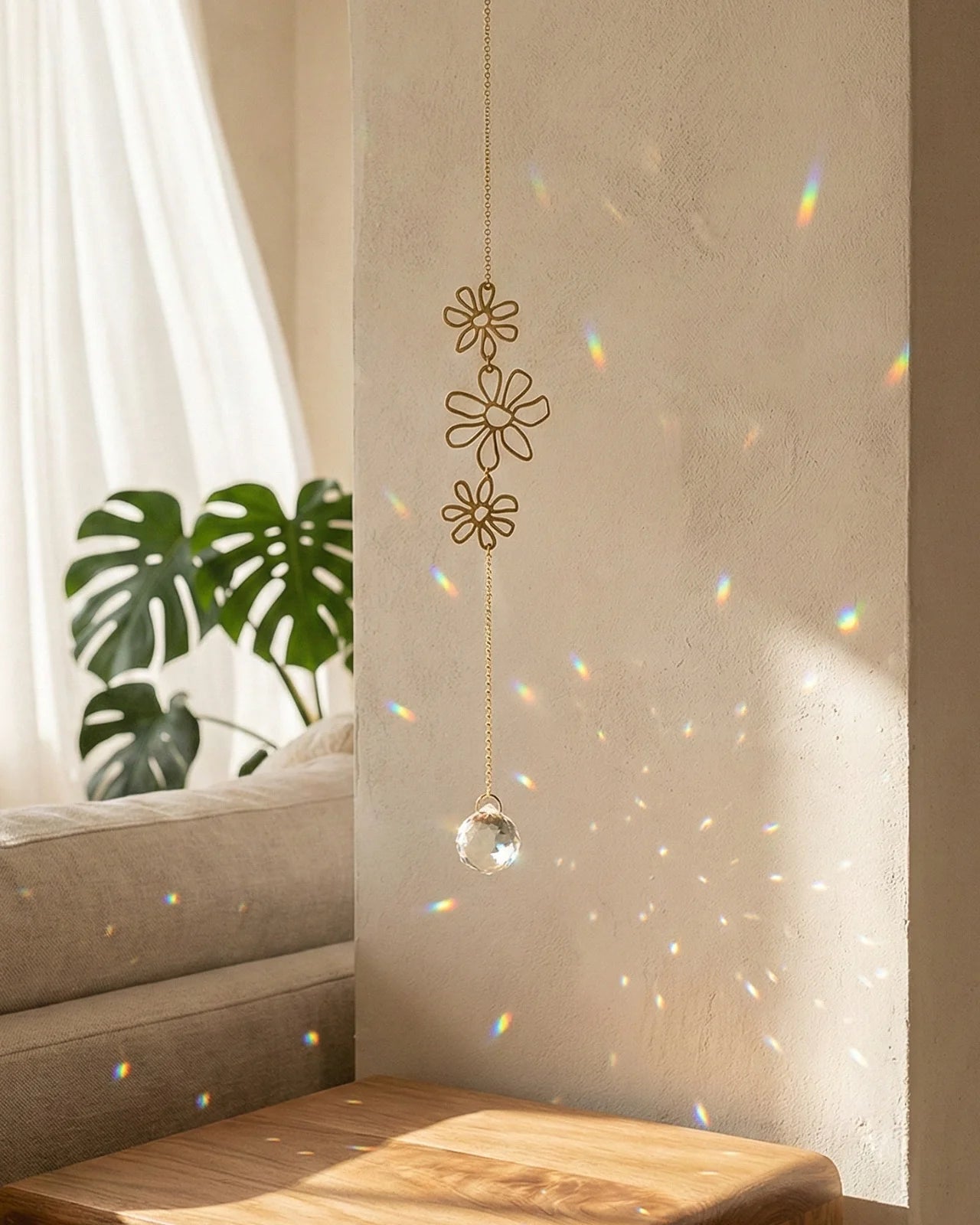 Suncatcher Heliophilia - Acchiappasole feng shui artigianale che crea arcobaleni di luce con cristallo e simbolo in ottone a forma di fiorellini