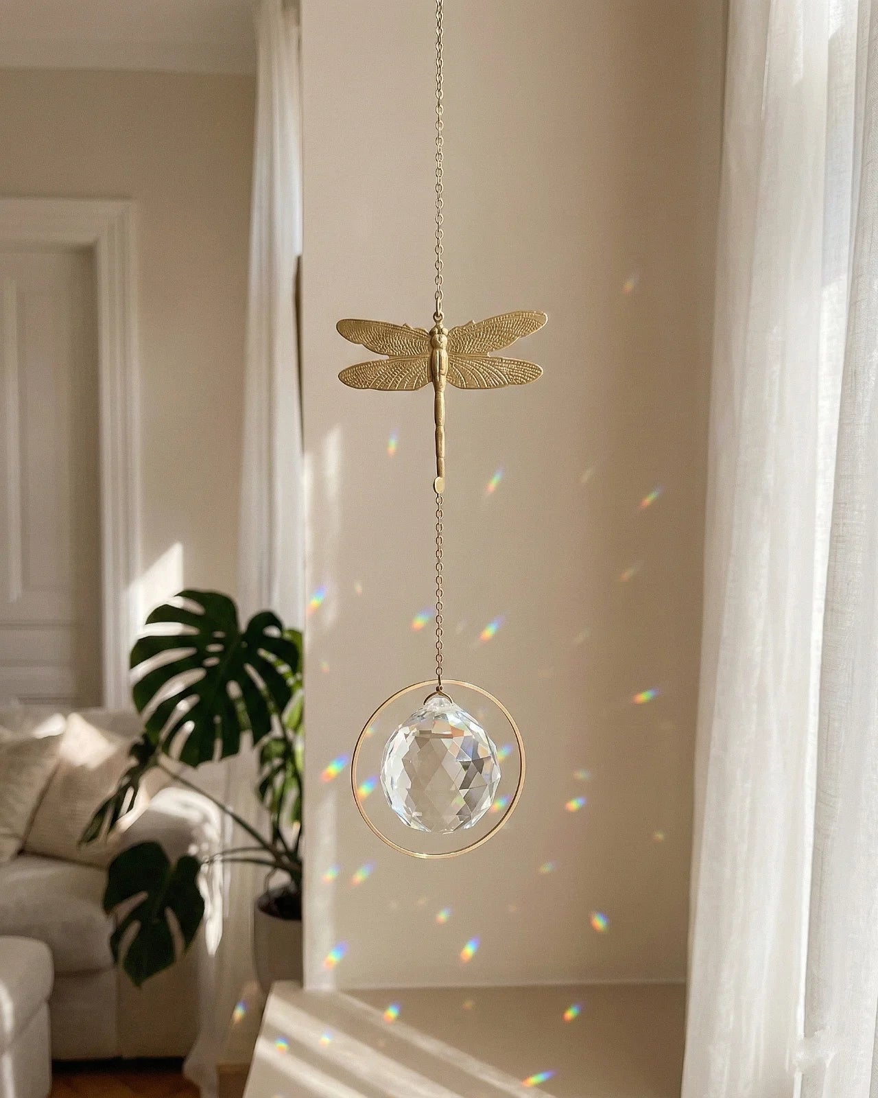 Suncatcher Heliophilia - Acchiappasole feng shui artigianale che crea arcobaleni di luce con cristallo e simbolo in ottone a forma di libellula