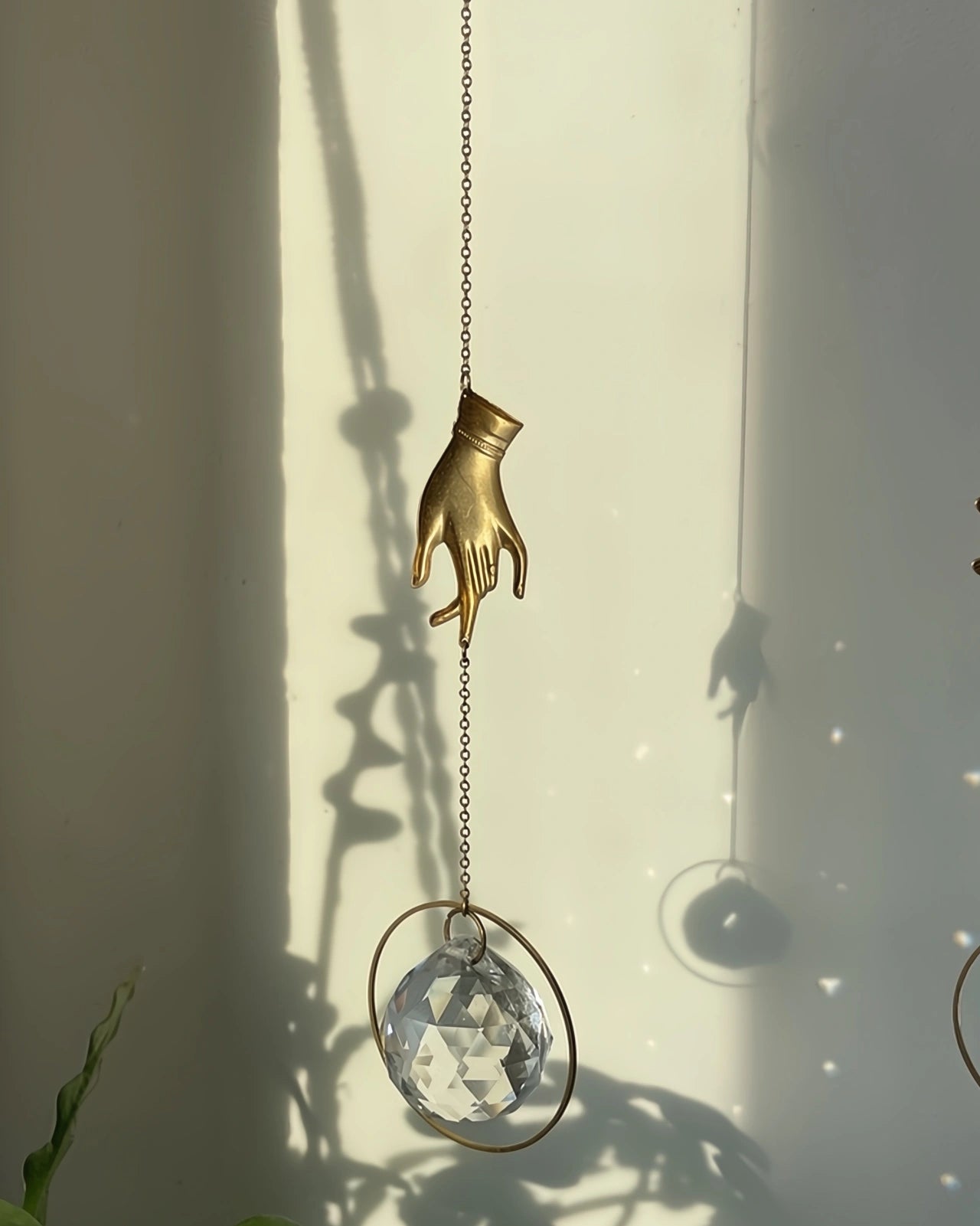 Suncatcher Heliophilia - Acchiappasole feng shui artigianale che crea arcobaleni di luce con cristallo sfaccettato e simbolo in ottone mano