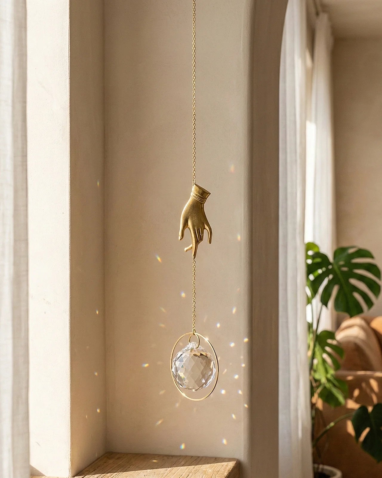 Suncatcher Heliophilia - Acchiappasole feng shui artigianale che crea arcobaleni di luce con cristallo e simbolo in ottone a forma di mano