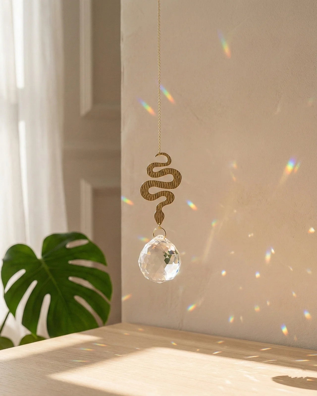 Suncatcher Heliophilia - Acchiappasole feng shui artigianale che crea arcobaleni di luce con cristallo e simbolo in ottone a forma di serpente