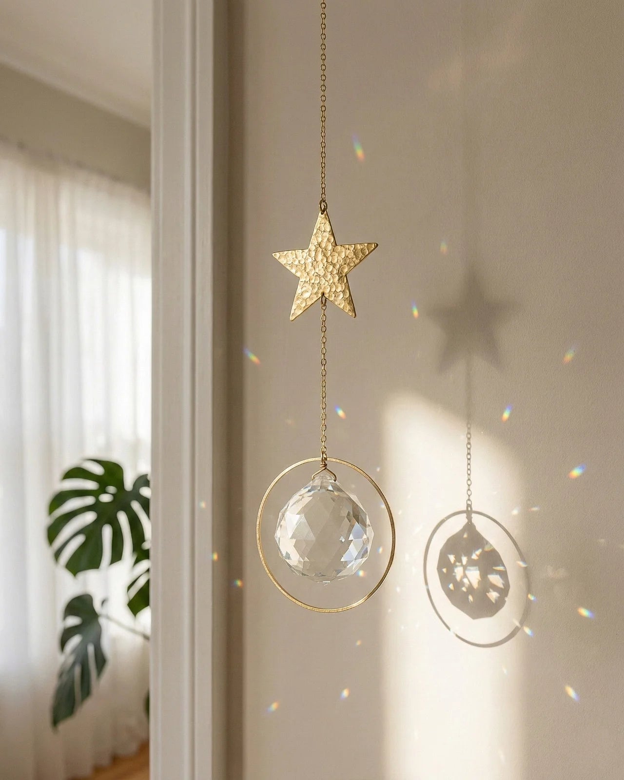 Suncatcher Heliophilia - Acchiappasole feng shui artigianale che crea arcobaleni di luce con cristallo e simbolo in ottone a forma di stella
