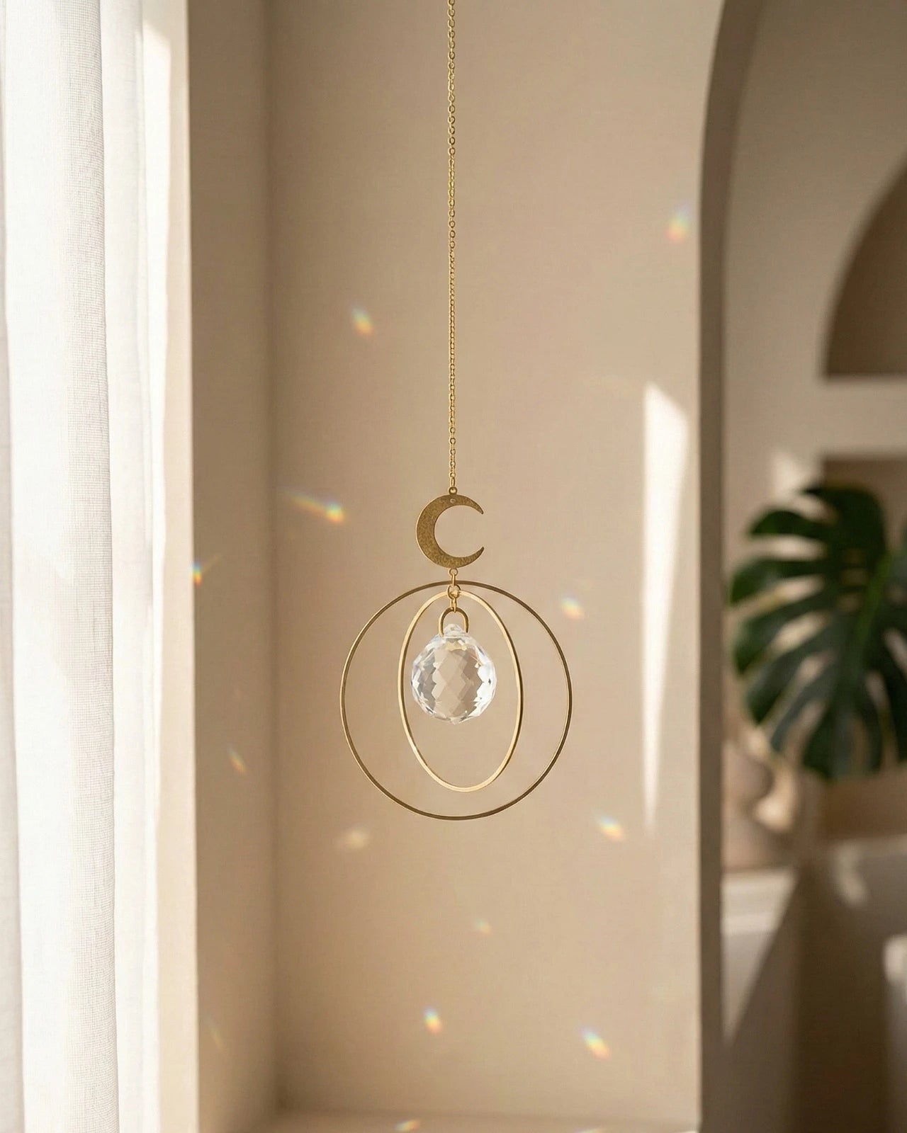 Suncatcher Heliophilia - Acchiappasole feng shui artigianale che crea arcobaleni di luce con cristallo e simbolo in ottone a forma di universo
