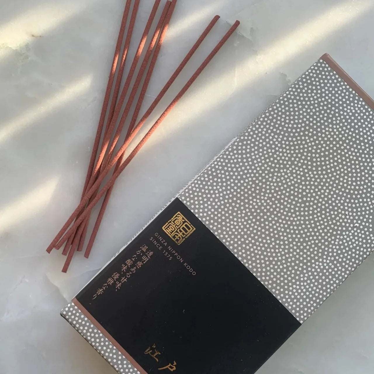 Bastoncini di incenso artigianale giapponese, ideali per meditazione, relax e riequilibrio energetico.