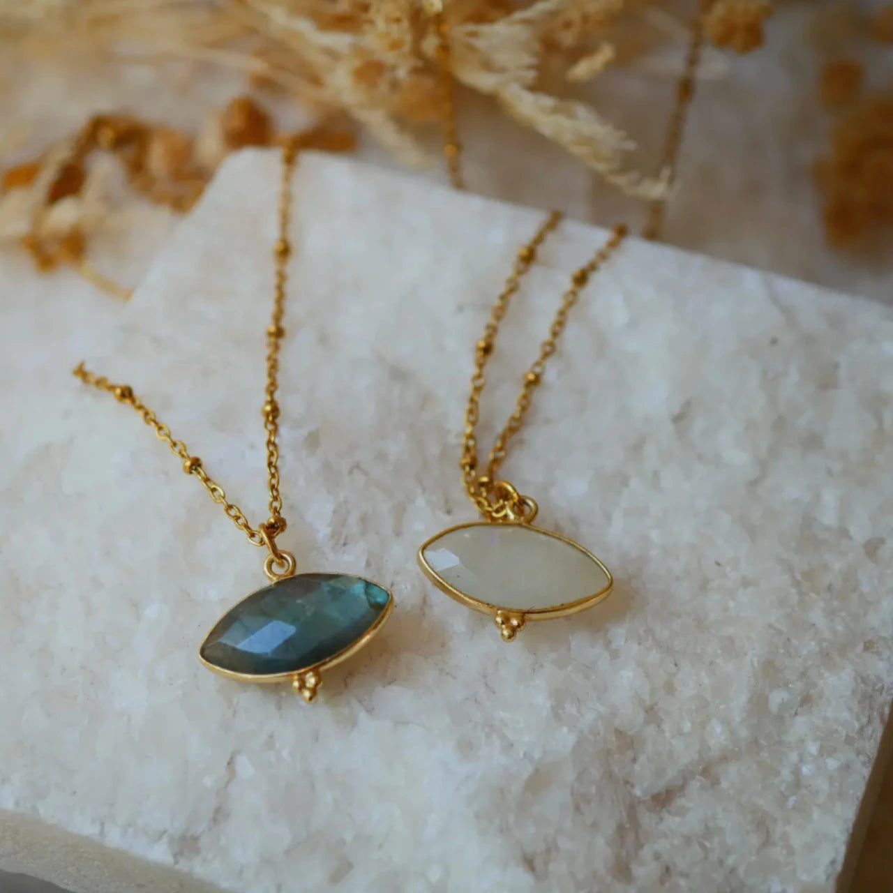 Bracciali, collane e anelli in pietre naturali e simboli evocativi, gioielli unici che esprimono energia e personalità.