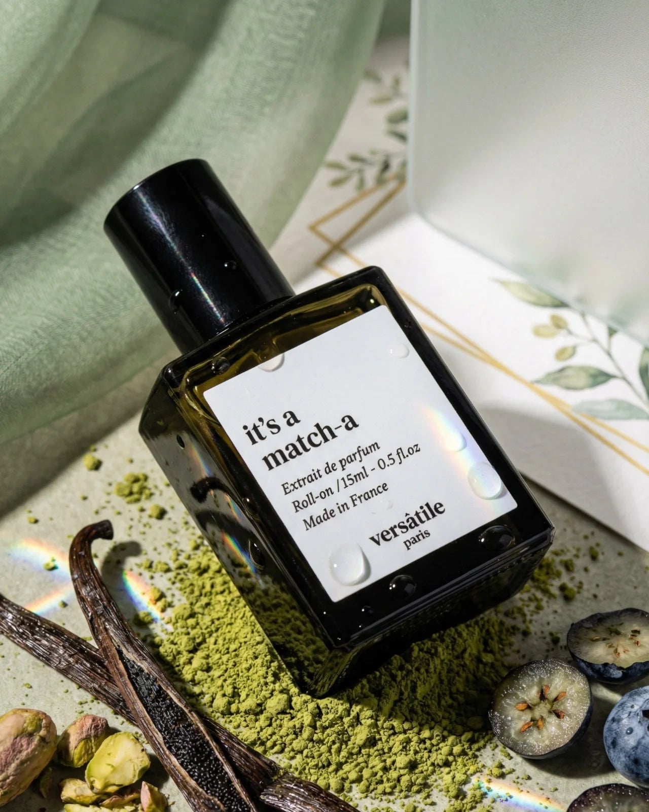 Estratto di profumo roll-on It's a Matcha di Versatile Paris, flacone 15ml gourmand verde con note di matcha, mirtillo, vaniglia e pistacchio - Roma
