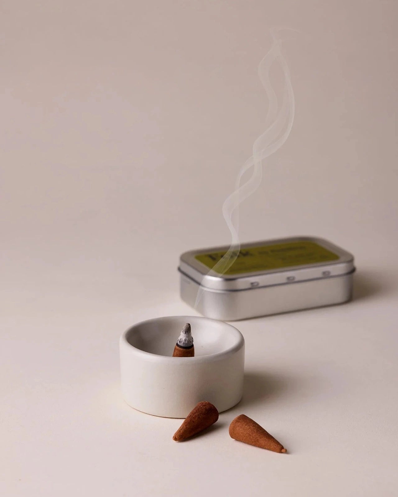 Incensi a cono 100% naturali, creati artigianalmente in Irlanda | Kin - Profumo di Steli Verdi & Viola Selvatica + Incensiere in Terracotta