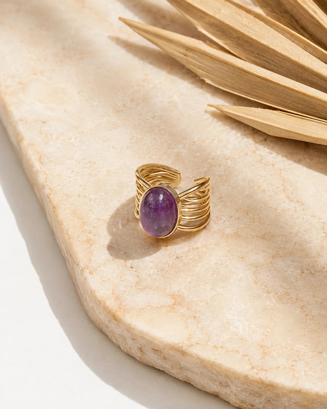 Anello Iride con pietra naturale e design ad ali | Acciaio inossidabile placcato oro con ametista - Made in Paris | Io Sono La Luce Roma