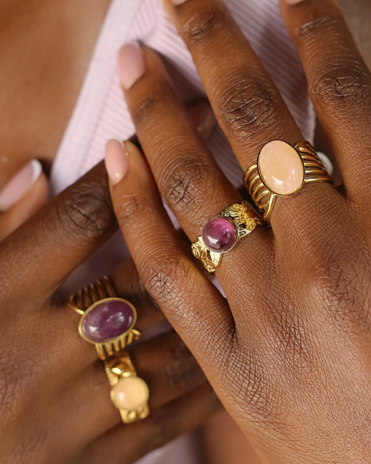 Anello Iride con pietra naturale e design ad ali | Acciaio inossidabile placcato oro - Made in Paris | Io Sono La Luce Roma