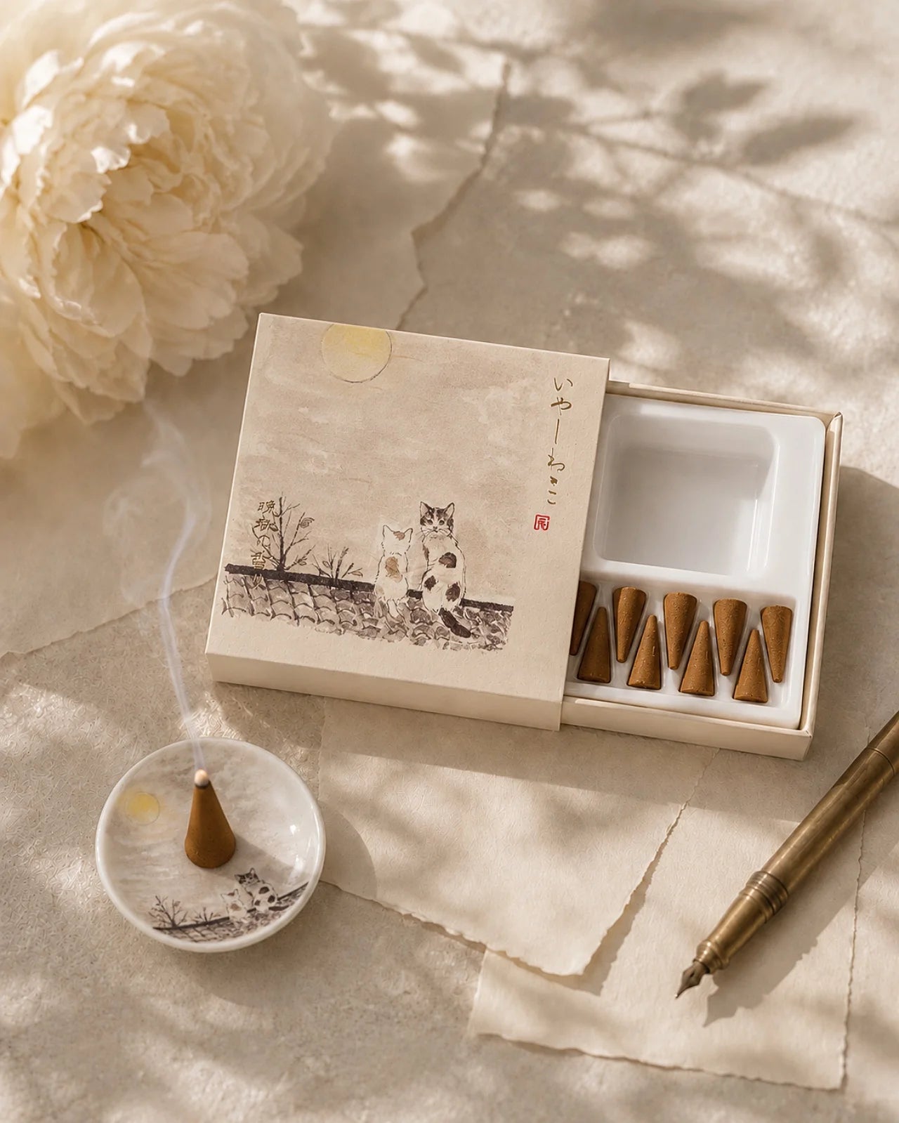Incenso giapponese Yashi Nelo Kousaido da Kyoto per rituali slow living per la casa: ispirati alle stagioni giapponesi e al tempo lento dei gatti, con illustrazione di gatto - Roma | formato cono - fragranza tardo autunno