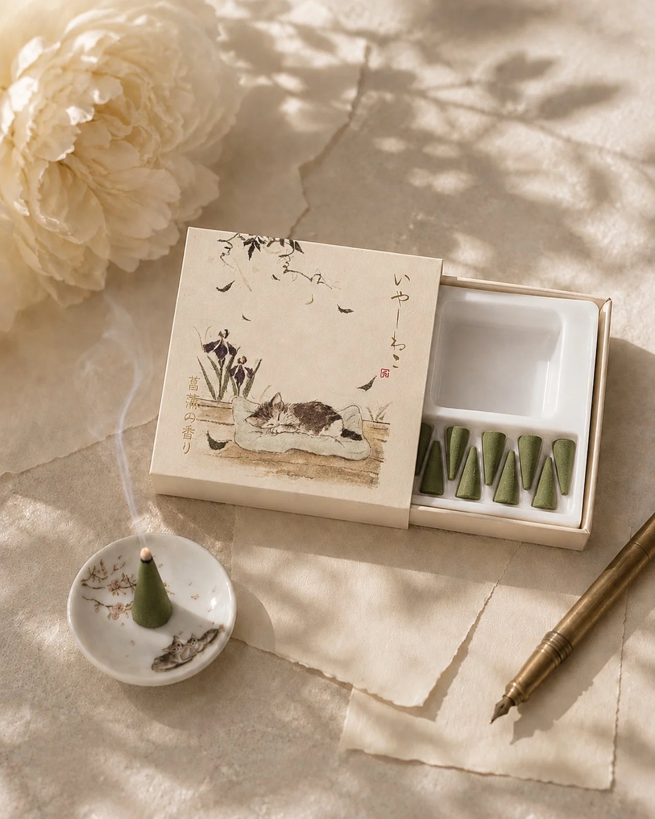 Incenso giapponese Yashi Nelo Kousaido da Kyoto per rituali slow living per la casa: ispirati alle stagioni giapponesi e al tempo lento dei gatti, con illustrazione di gatto - Roma | formato cono - fragranza verde inizio d'estate