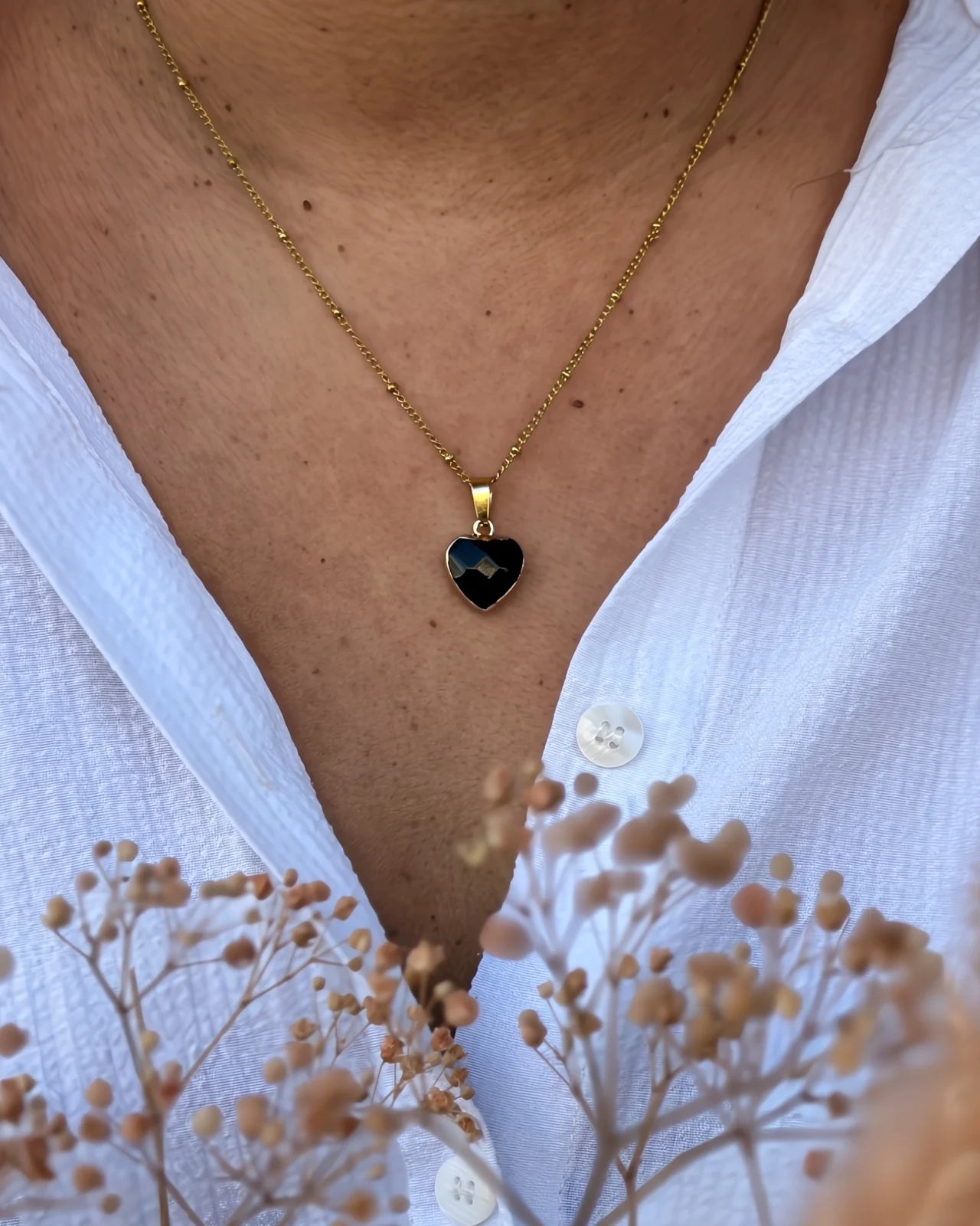 Kardia collana artigianale Made in Amsterdam con ciondolo a cuore in pietra naturale e catena in acciaio inossidabile placcato oro | Tormalina Nera pietra protettiva