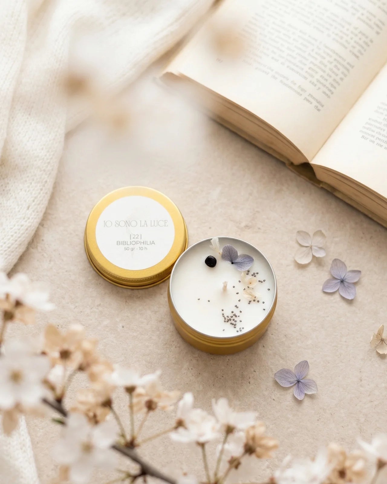 Lucciola nomade candela profumata da viaggio in latta oro con tappo, cera di soia artigianale profumo al pepe nero, patchouli, tabacco, ambra e cuoio