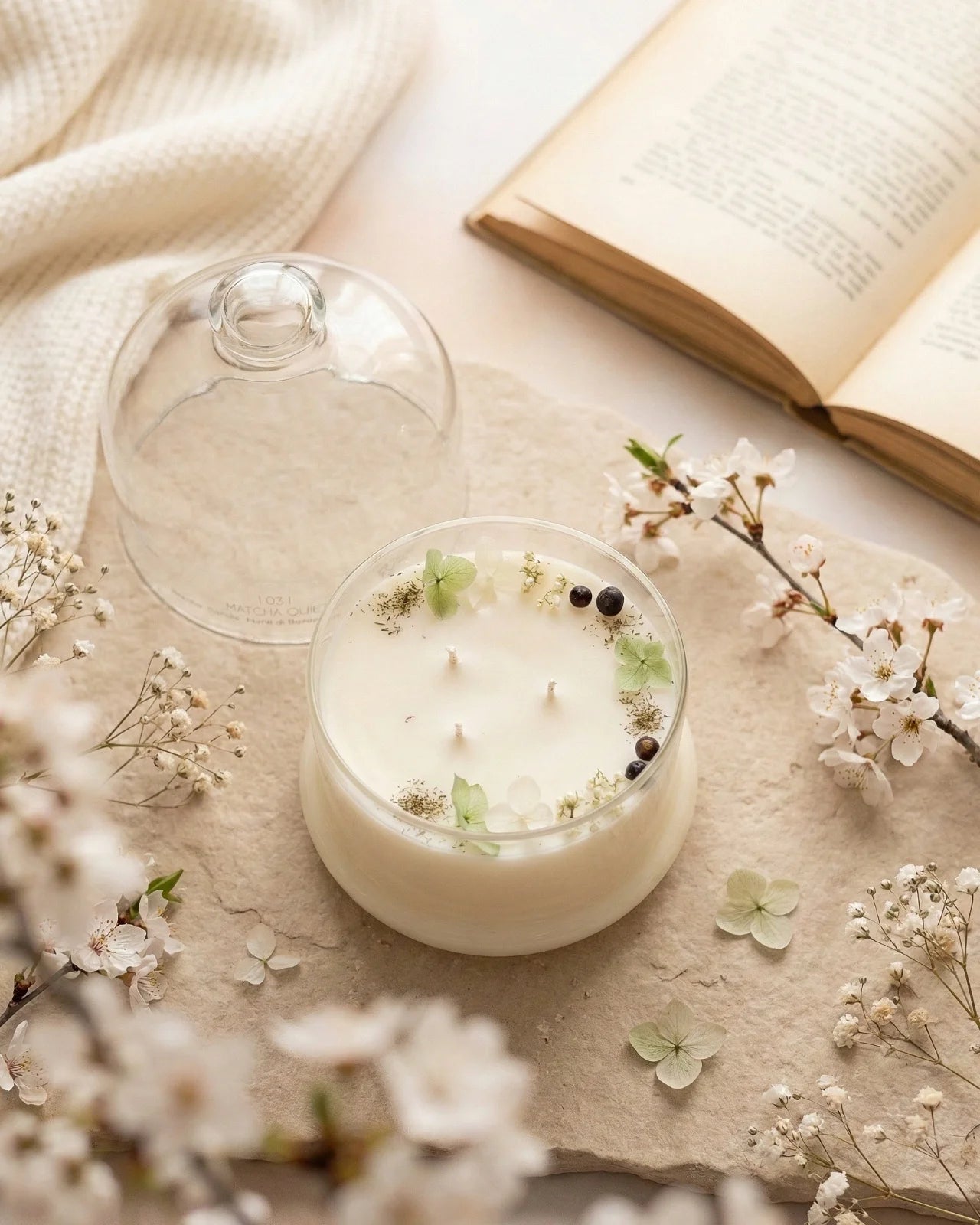 Candela profumata artigianale botanica di cera di soia in campana di vetro con tre stoppini e composizione di petali e fiori essiccati | Profumo matcha, cocco, frutti di bosco, petali viola