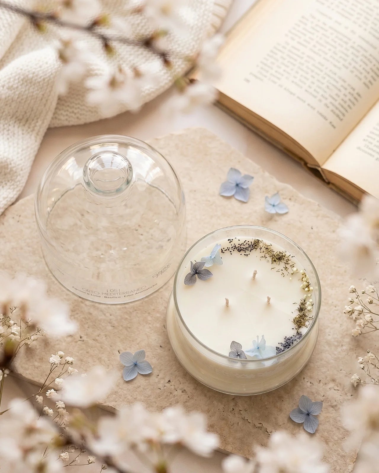 Candela profumata artigianale botanica di cera di soia in campana di vetro con tre stoppini e composizione di petali e fiori essiccati | Profumo agrumi e lime, basilico, erbe aromatiche