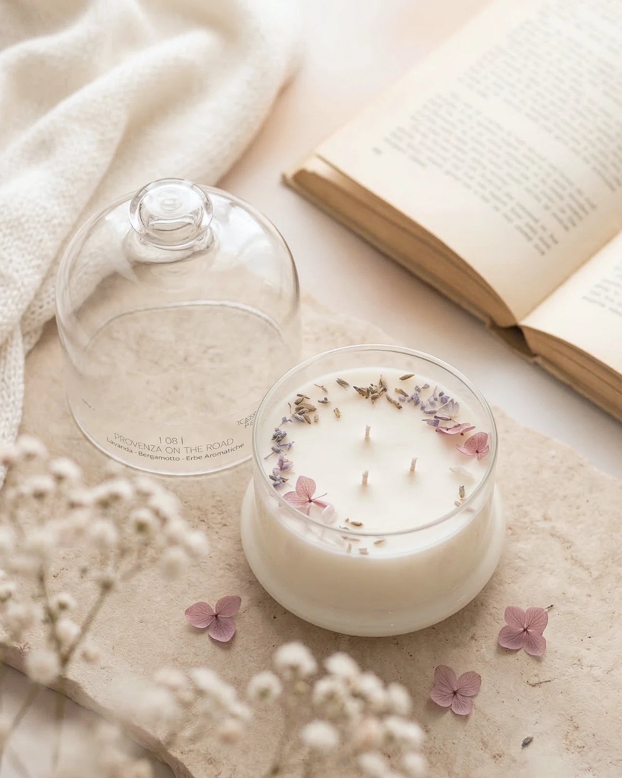 Candela profumata artigianale botanica di cera di soia in campana di vetro con tre stoppini e composizione di petali e fiori essiccati | Profumo lavanda, bergamotto, erbe aromatiche