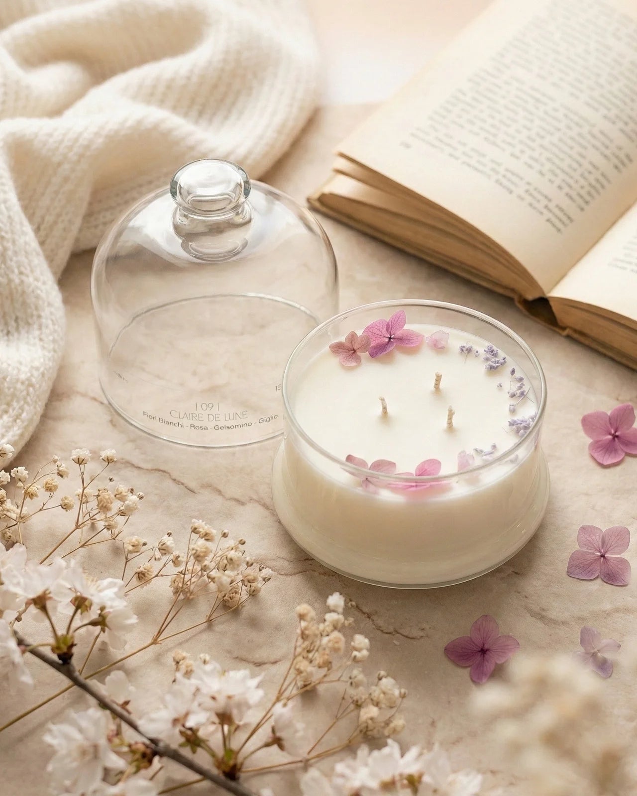 Candela profumata artigianale botanica di cera di soia in campana di vetro con tre stoppini e composizione di petali e fiori essiccati | Profumo fiori bianchi, rosa, gelsomino e giglio