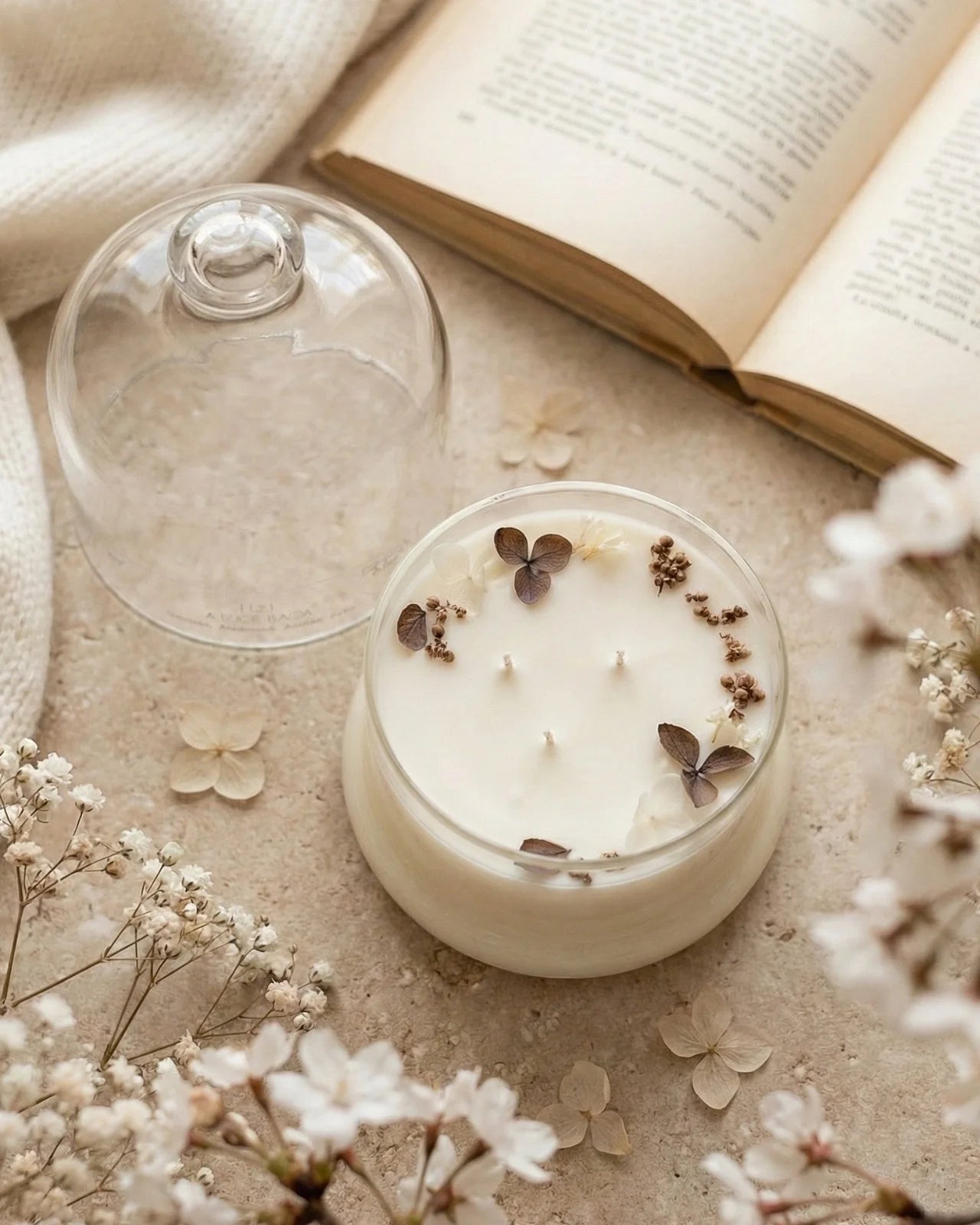 Candela profumata artigianale botanica di cera di soia in campana di vetro con tre stoppini e composizione di petali e fiori essiccati | Profumo sandalo, patchouli, ambra e pelle