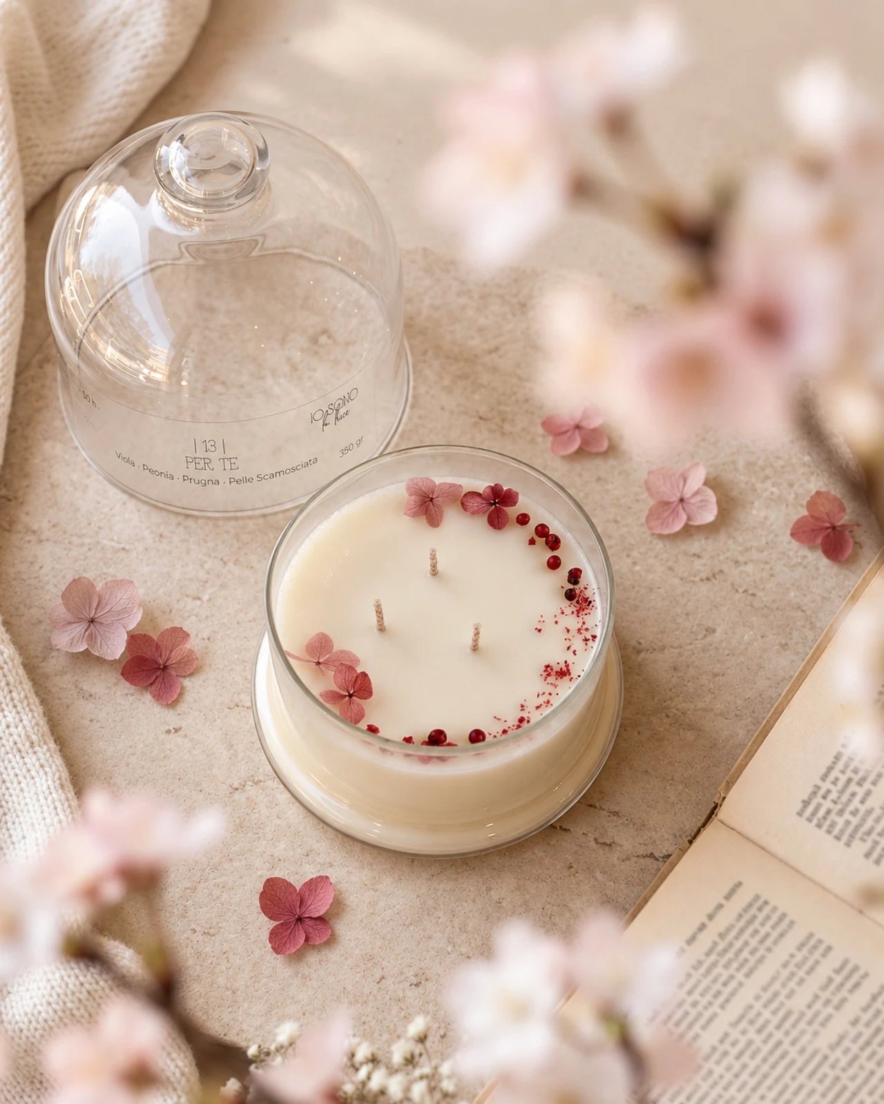 Candela profumata artigianale botanica di cera di soia in campana di vetro con tre stoppini e composizione di petali e fiori essiccati | Profumo viola, peonia, prugna, pelle scamosciata