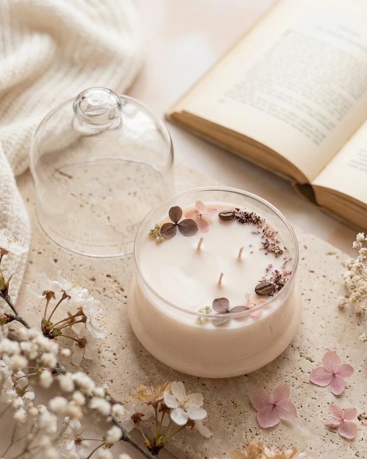 Candela profumata artigianale botanica di cera di soia in campana di vetro con tre stoppini e composizione di petali e fiori essiccati | Profumo chicchi di caffè, cardamomo, out e cacao