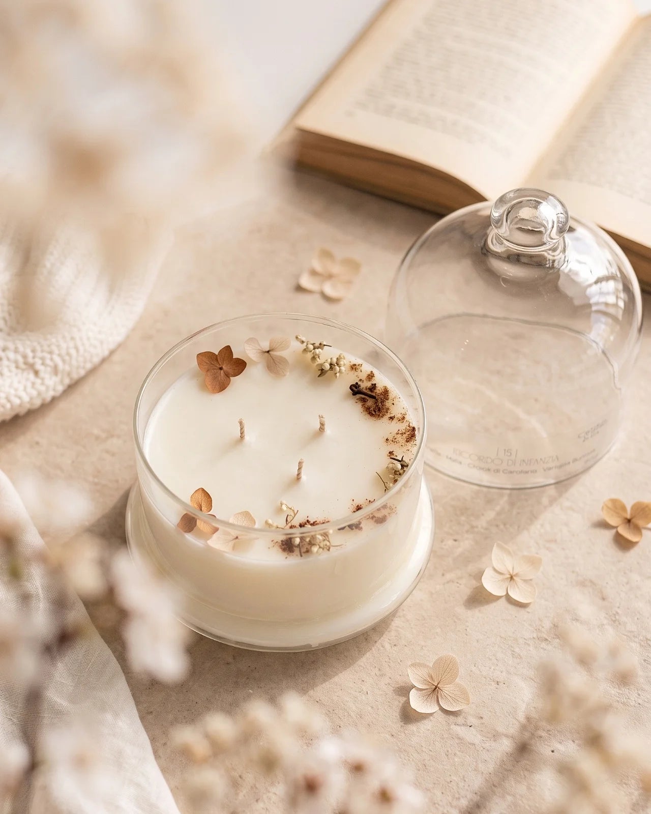 Candela profumata artigianale botanica di cera di soia in campana di vetro con tre stoppini e composizione di petali e fiori essiccati | Profumo cannella, mela, chiodi di garofano e vaniglia burrosa