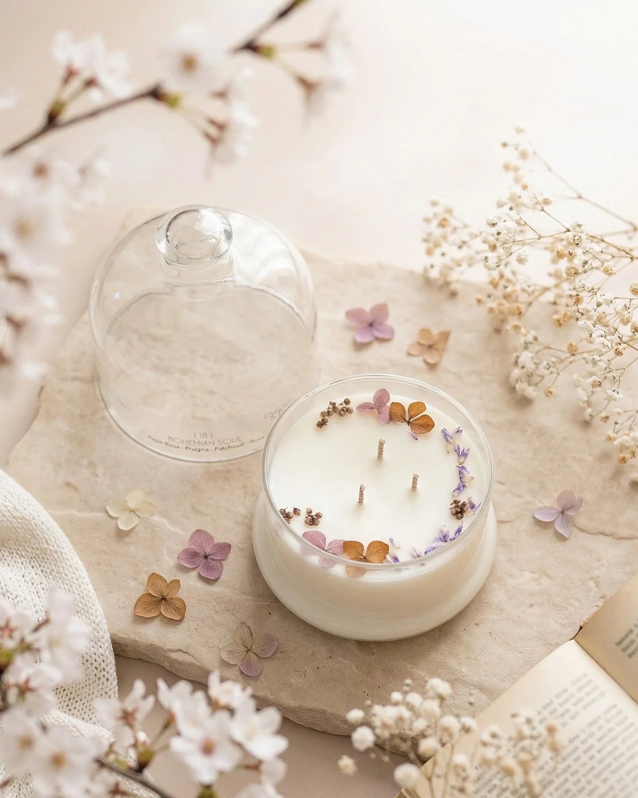 Candela profumata artigianale botanica di cera di soia in campana di vetro con tre stoppini e composizione di petali e fiori essiccati | Profumo pepe rosa, prugna, patchouli, rosa