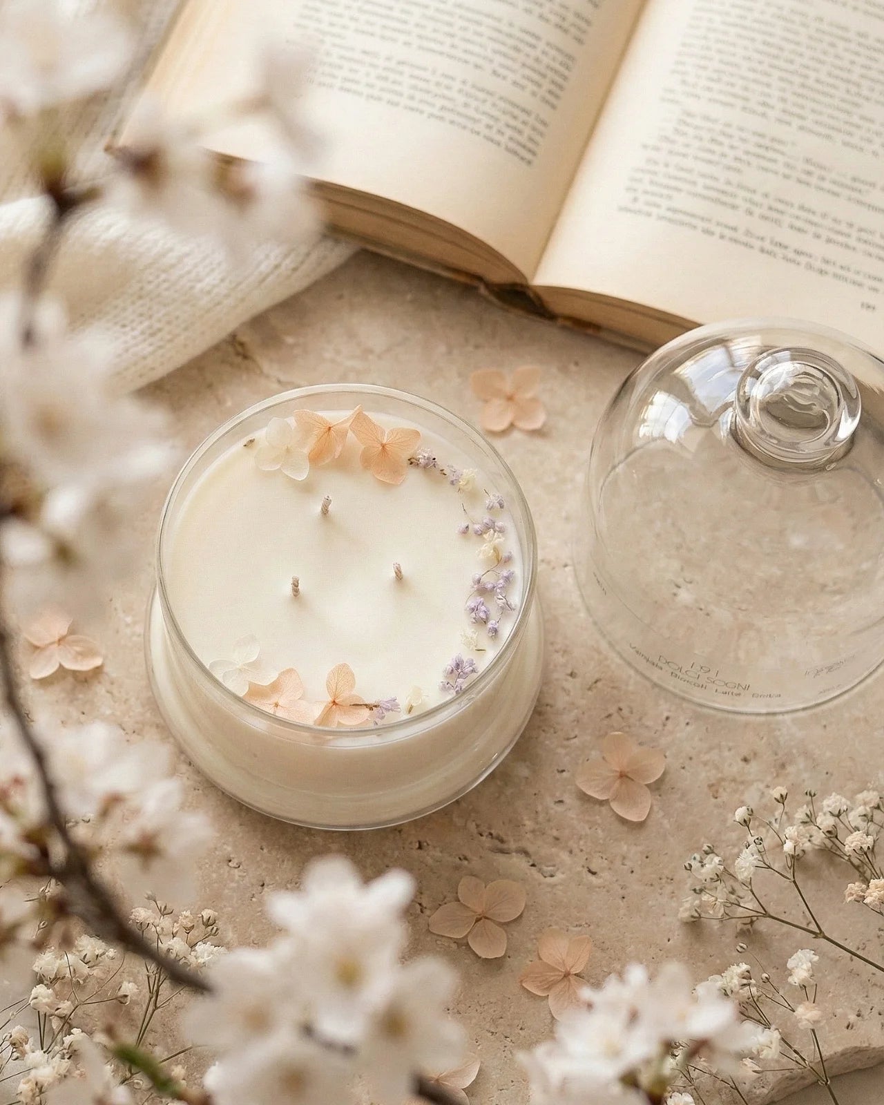 Candela profumata artigianale botanica di cera di soia in campana di vetro con tre stoppini e composizione di petali e fiori essiccati | Profumo vaniglia, biscotti, latte e tonka
