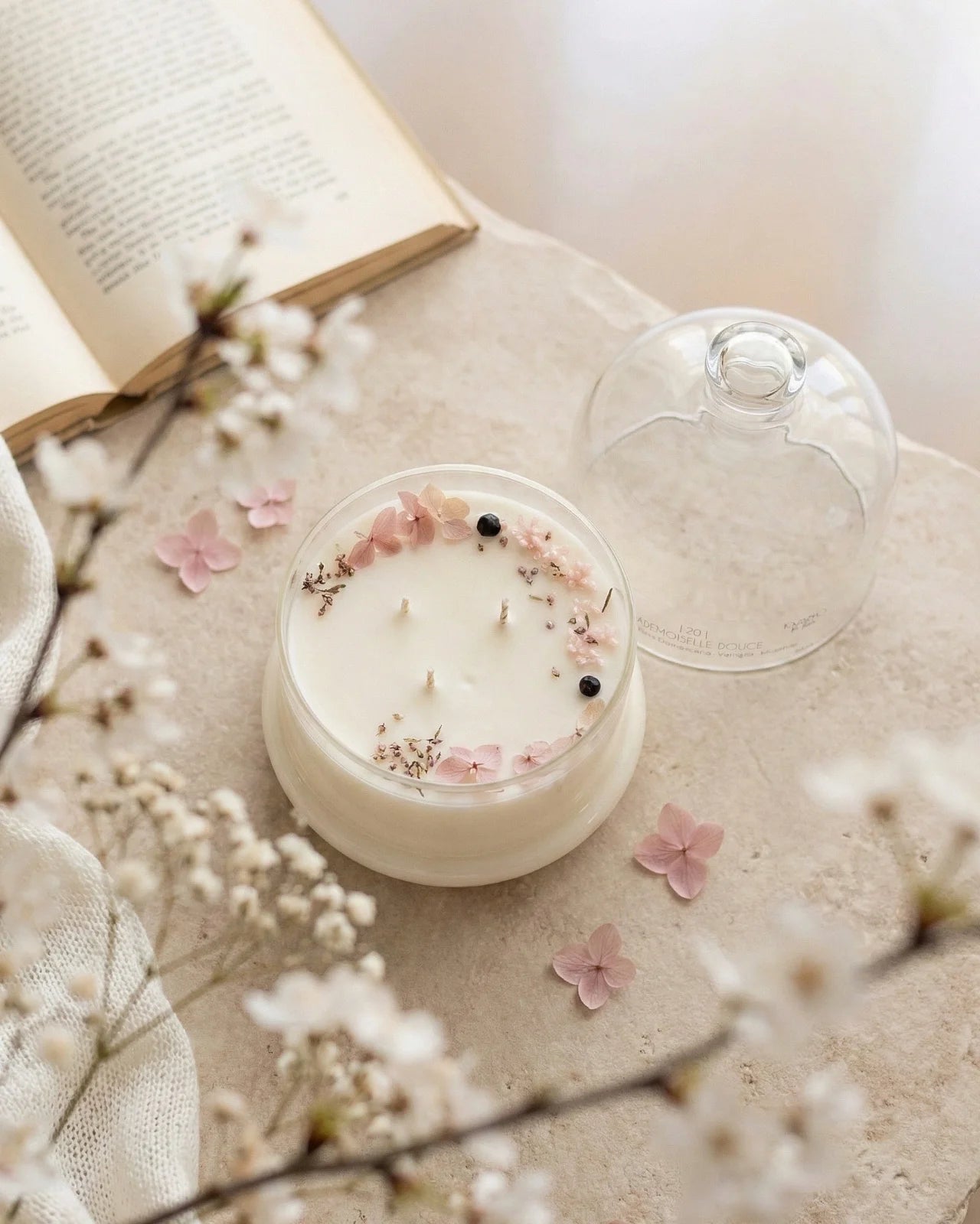 Candela profumata artigianale botanica di cera di soia in campana di vetro con tre stoppini e composizione di petali e fiori essiccati | Profumo magnolia, rosa damascena, vaniglia e muschio