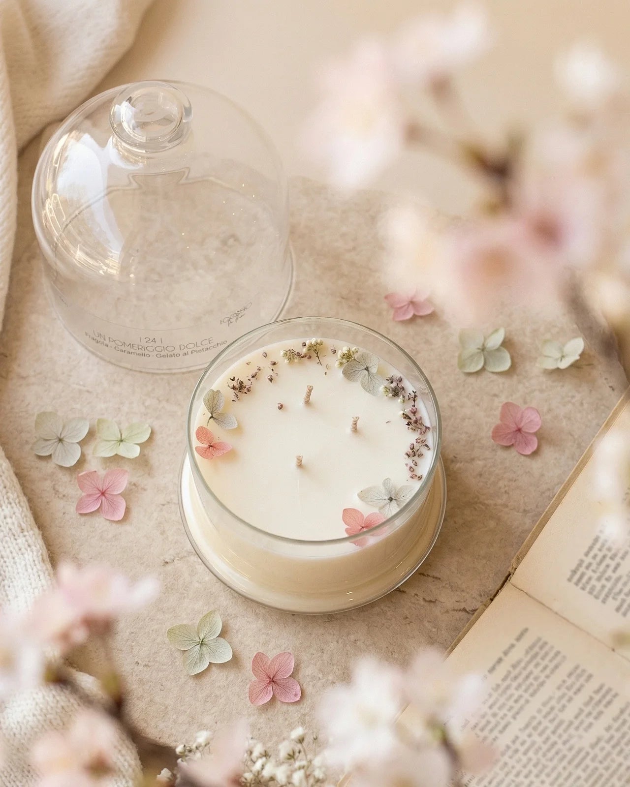 Candela profumata artigianale botanica di cera di soia in campana di vetro con tre stoppini e composizione di petali e fiori essiccati | Profumo fragola, caramello, gelato al pistacchio