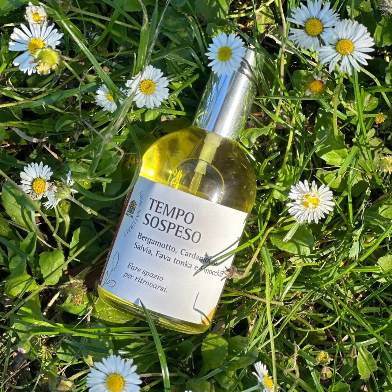 Acqua di profumo botanica con oli essenziali puri, in boccetta di vetro, perfetta per la pelle e i capelli.