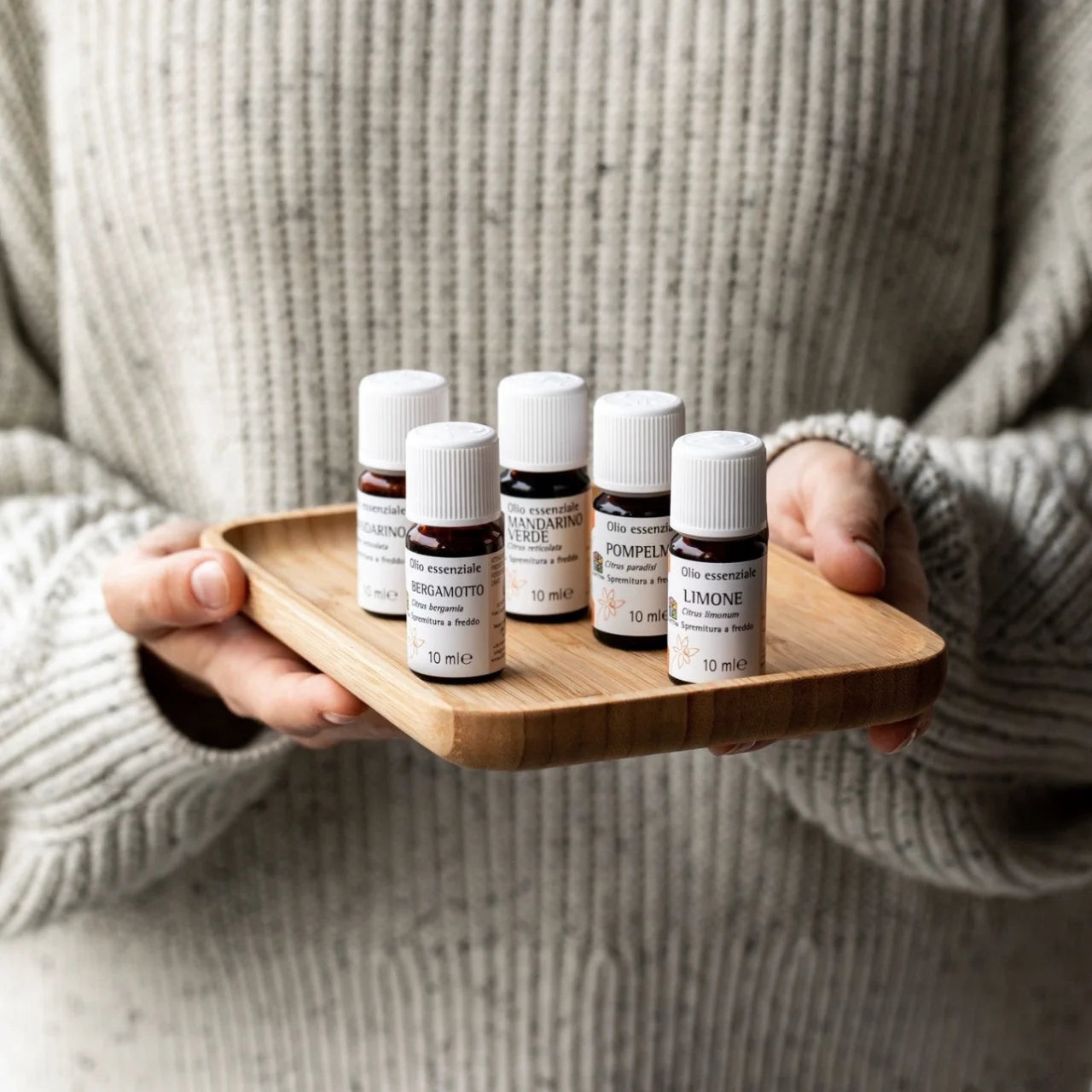 Oli essenziali puri in boccette di vetro, perfetti per aromaterapia e diffusione ambientale