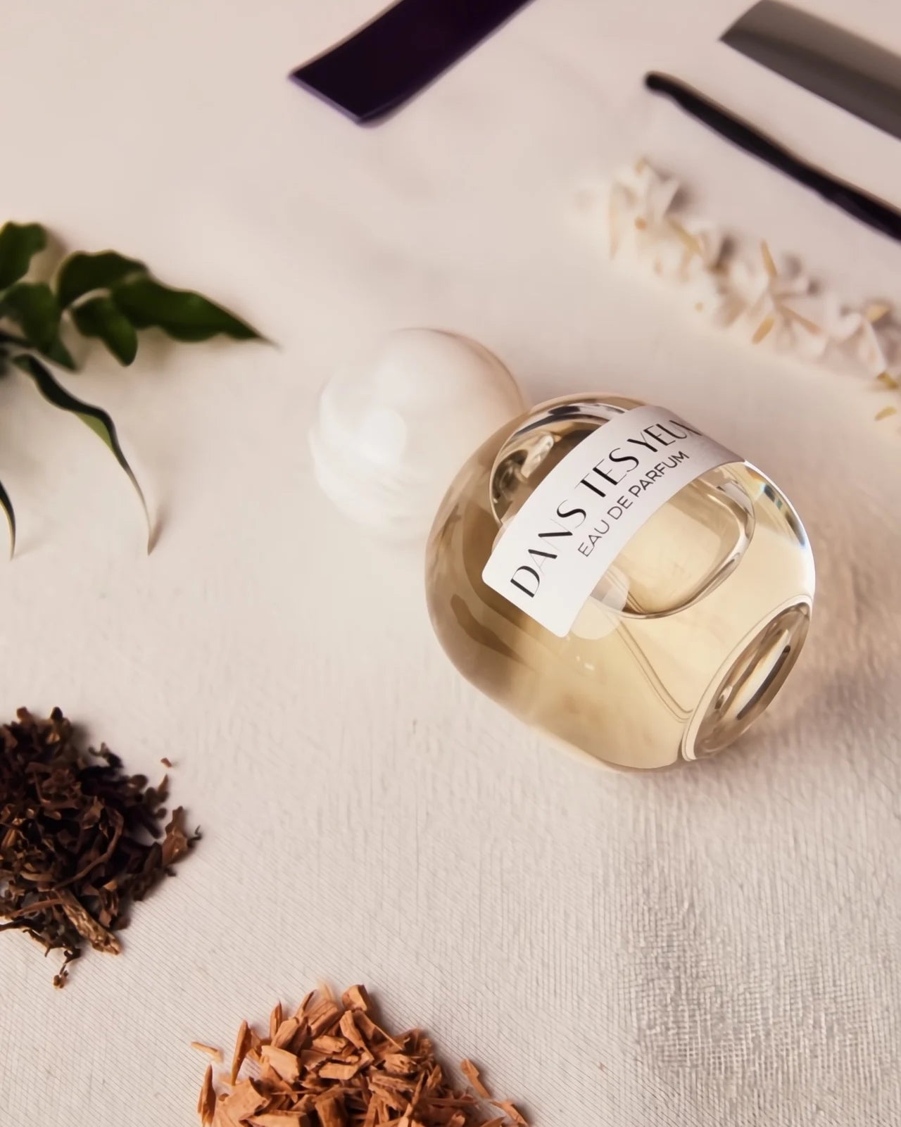 Note olfattive Dans Tes Yeux – Gelsomino, Patchouli e Pelle