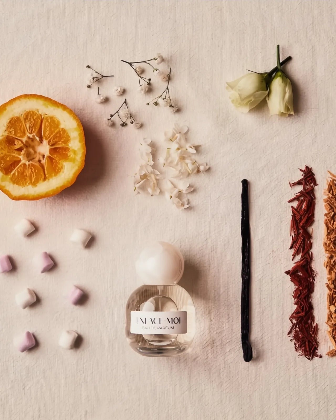 Ingredienti naturali di Enlace-Moi – Marshmallow, Neroli, Sandalo e Muschio