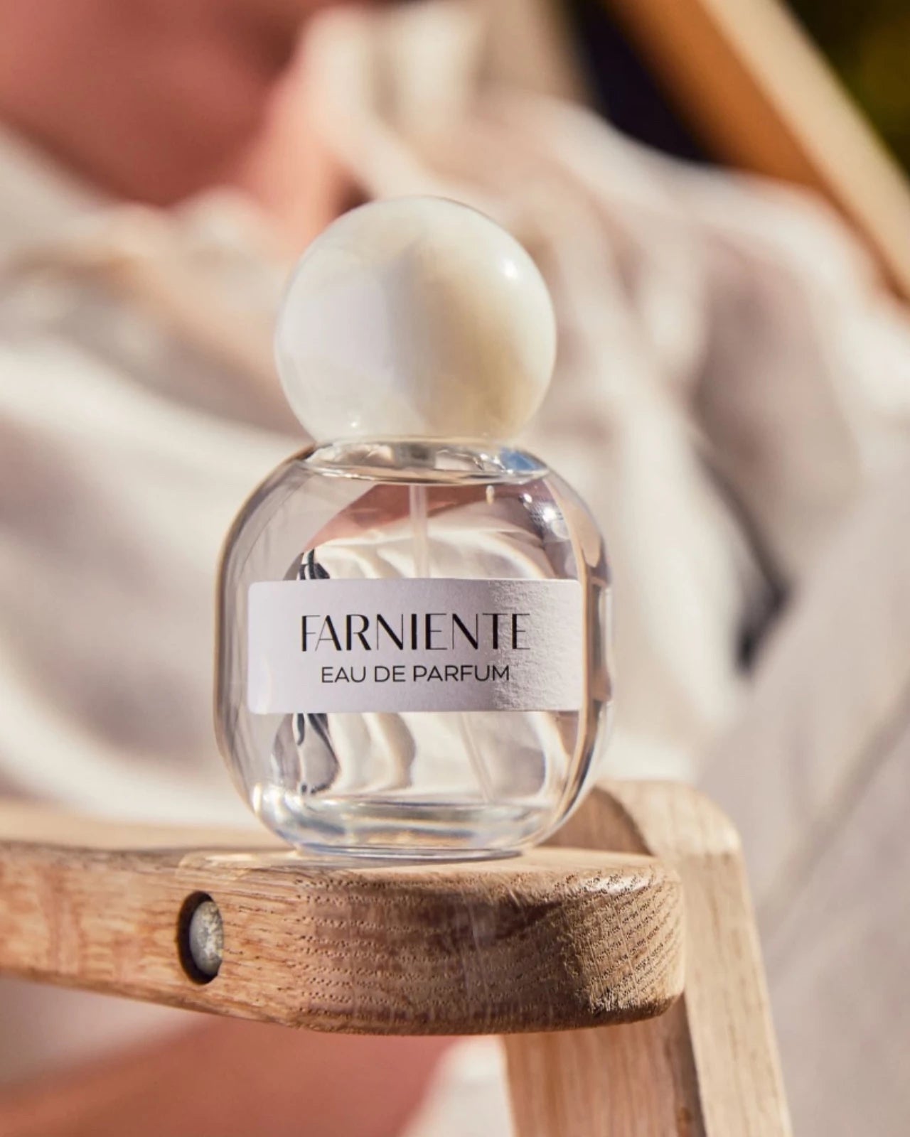 Flacone di profumo Farniente di Orbe de Memoire con tappo sferico, profumo fresco e marino con note di fico e il 90% di ingredienti naturali