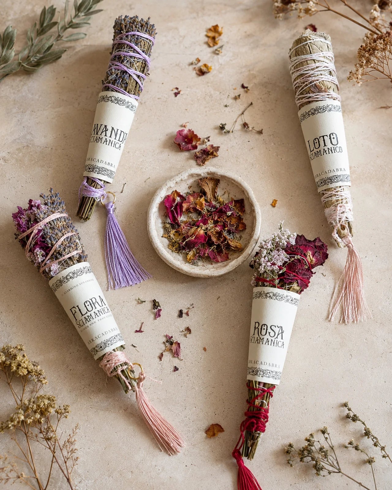 Quattro mazzetti di erbe per fumigazione con salvia, erbe e fiori intrecciati a mano in Italia: loto, lavanda, flora, rosa