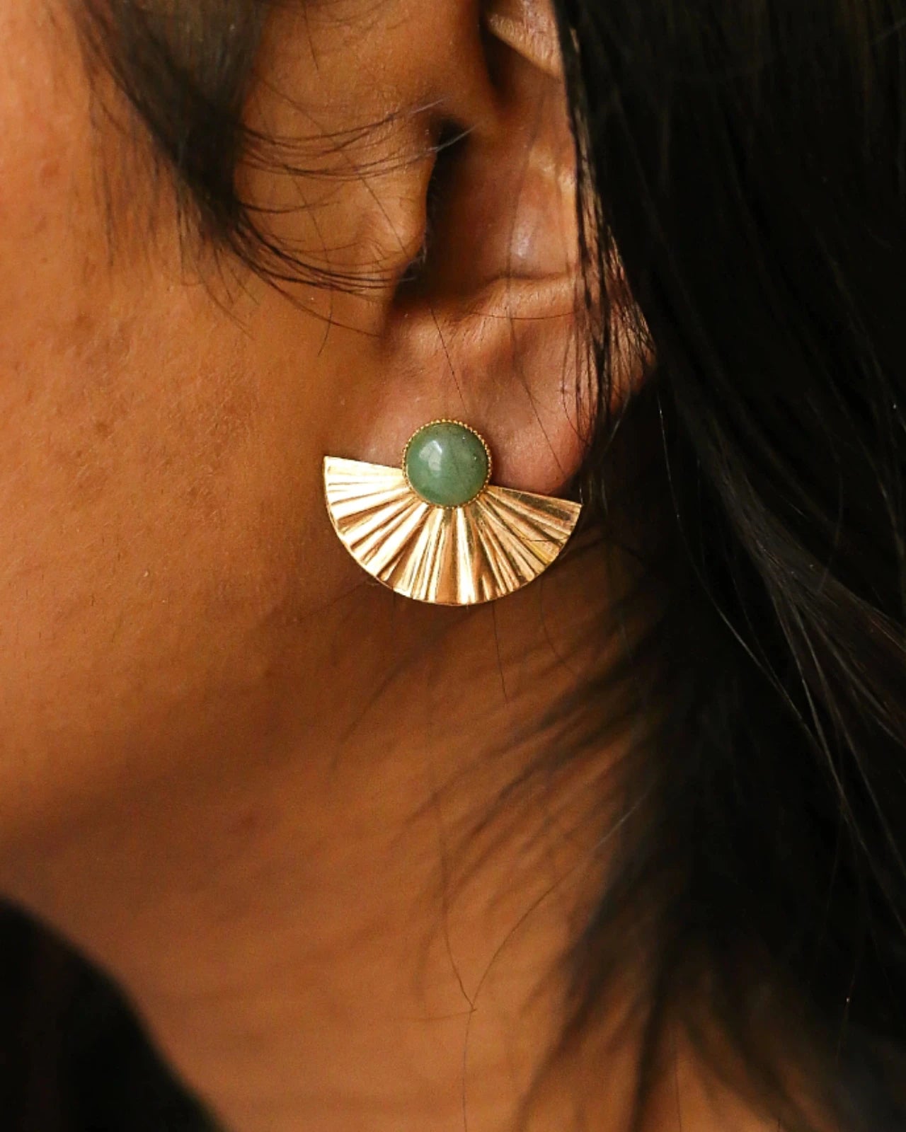 Orecchini Selene 2-in-1: orecchini artigianali trasformabili con mezzaluna dorata e amazzonite naturale, design a ventaglio in acciaio inossidabile placcato oro