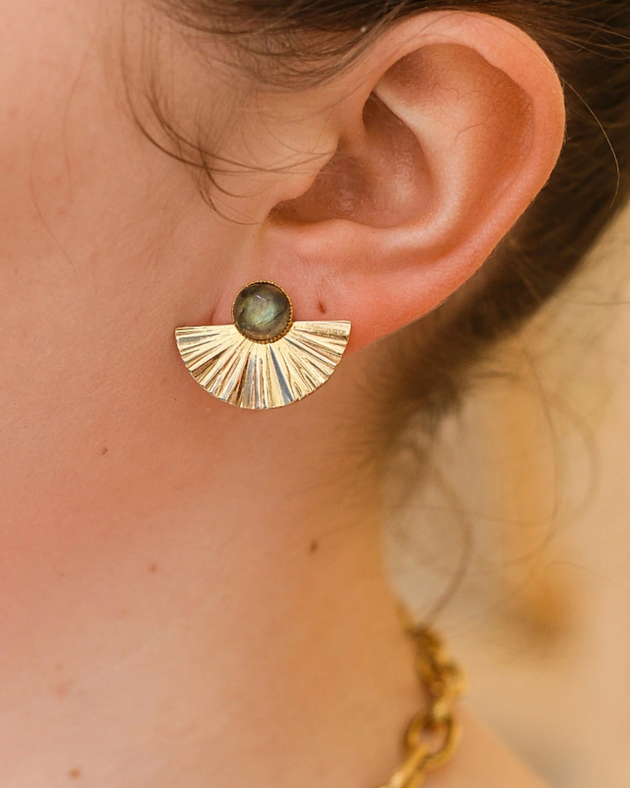 Orecchini Selene 2-in-1: orecchini artigianali trasformabili con mezzaluna dorata e labradorite naturale, design a ventaglio in acciaio inossidabile placcato oro