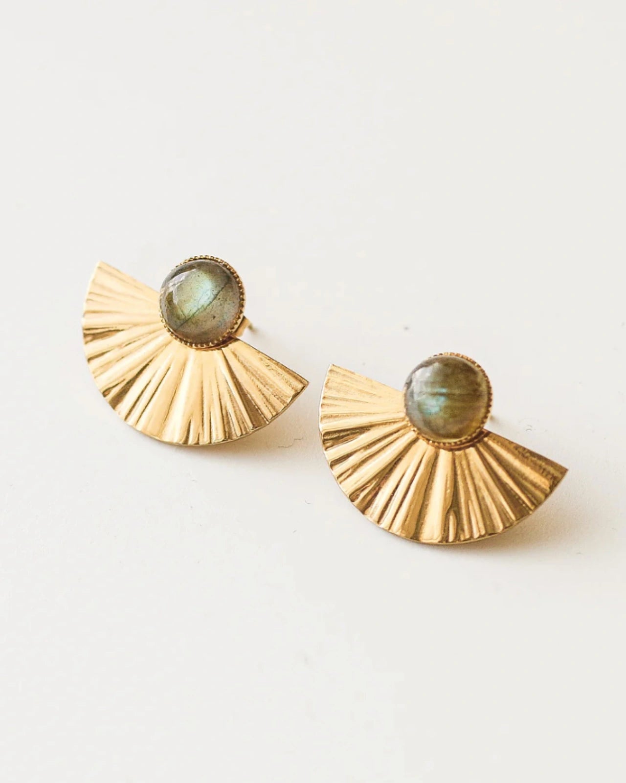 Orecchini Selene 2-in-1: orecchini artigianali trasformabili con mezzaluna dorata e labradorite naturale, design a ventaglio in acciaio inossidabile placcato oro | Roma