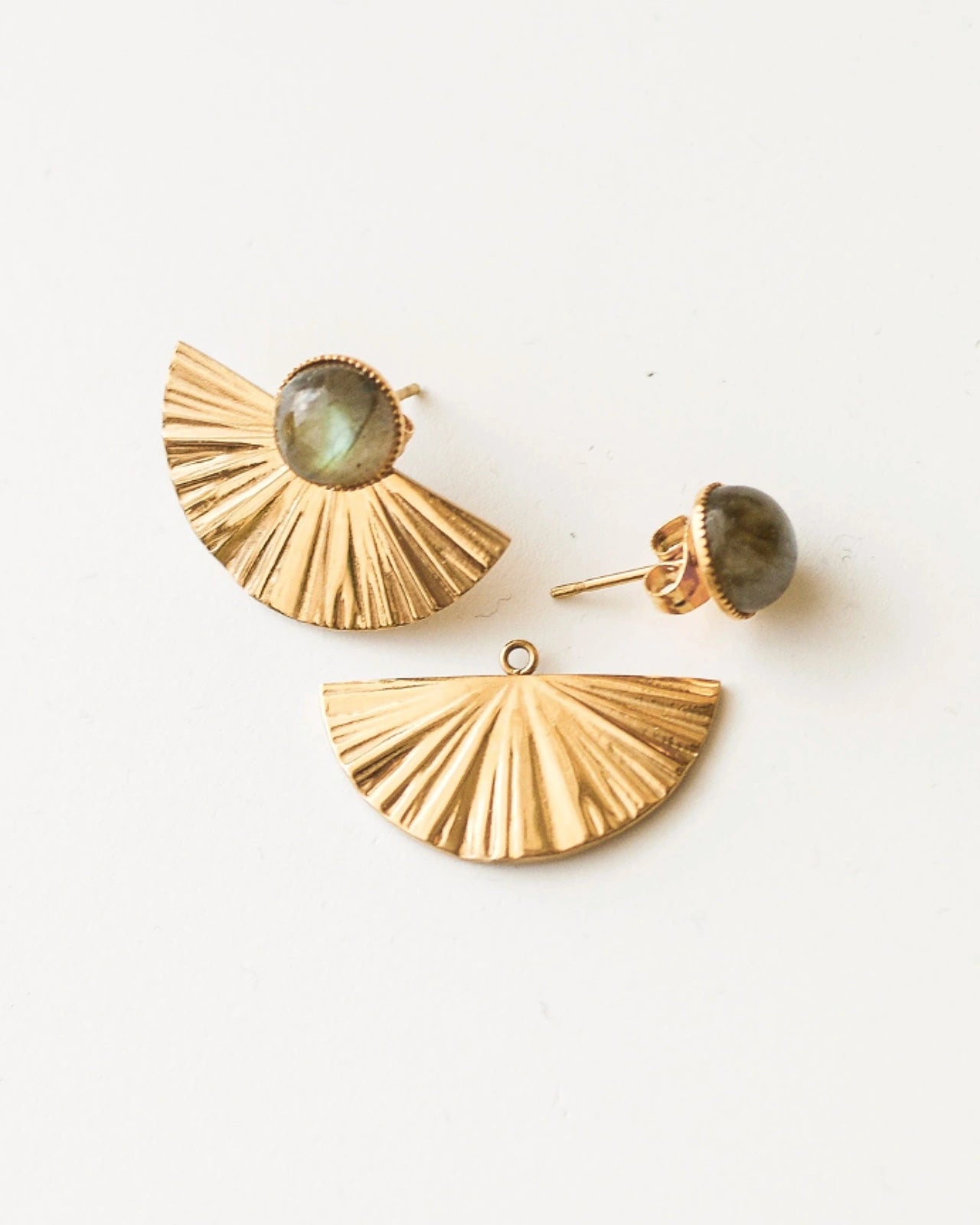 Orecchini Selene 2-in-1: orecchini artigianali trasformabili con mezzaluna dorata e labradorite naturale, design a ventaglio in acciaio inossidabile placcato oro | confronto versione completa con mezzaluna e versione minimal solo pietra