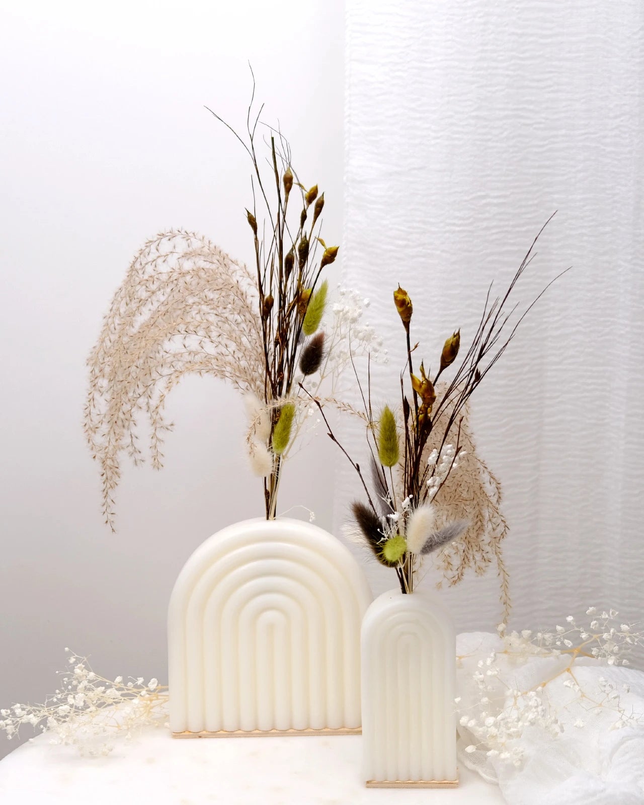 Vaso Arco Iris Serendipity - vaso in cera artigianale a forma di arcobaleno con fiori stabilizzati e secchi bianco latte duo