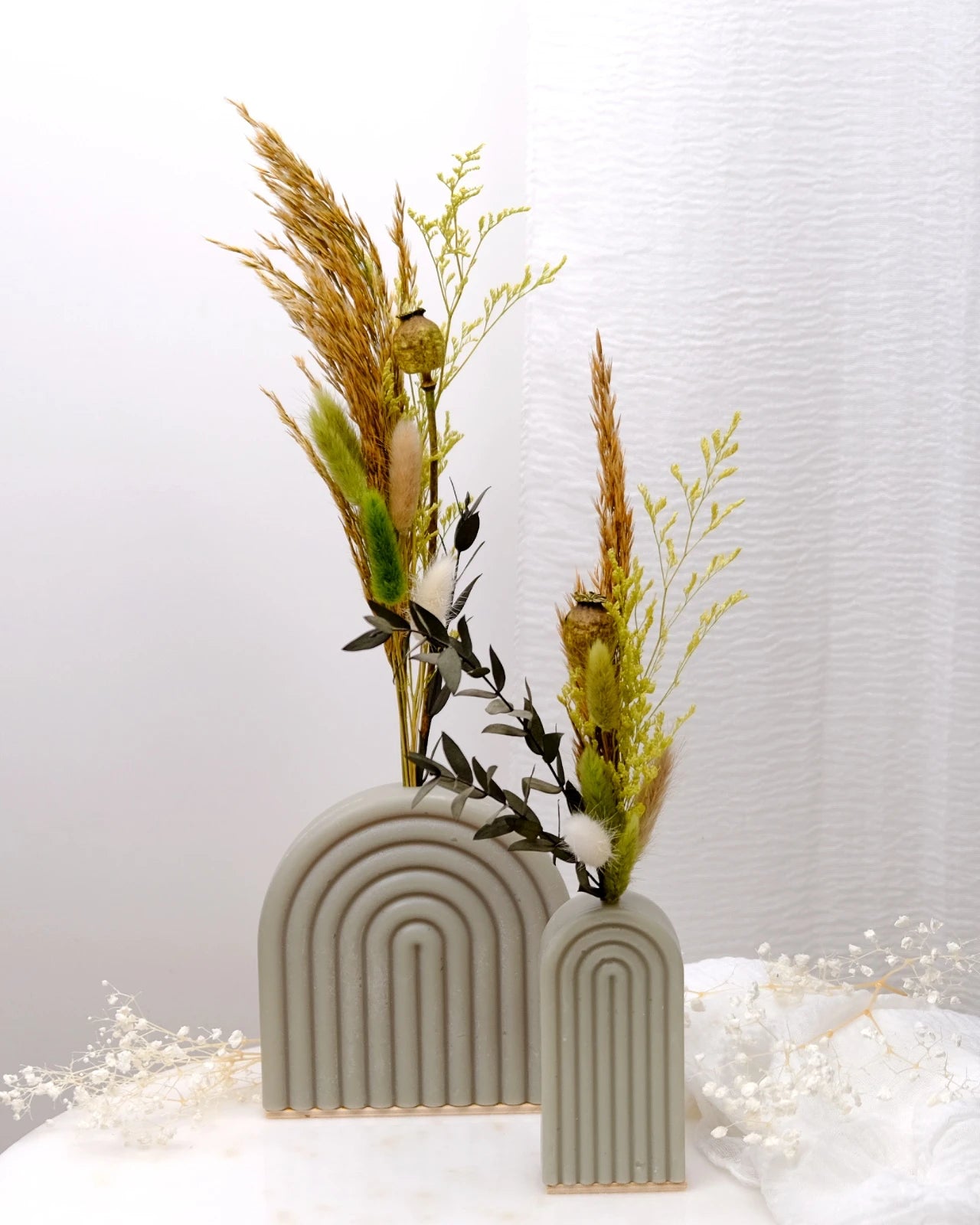 Vaso Arco Iris Serendipity - vaso in cera artigianale a forma di arcobaleno con fiori stabilizzati e secchi verde salvia duo