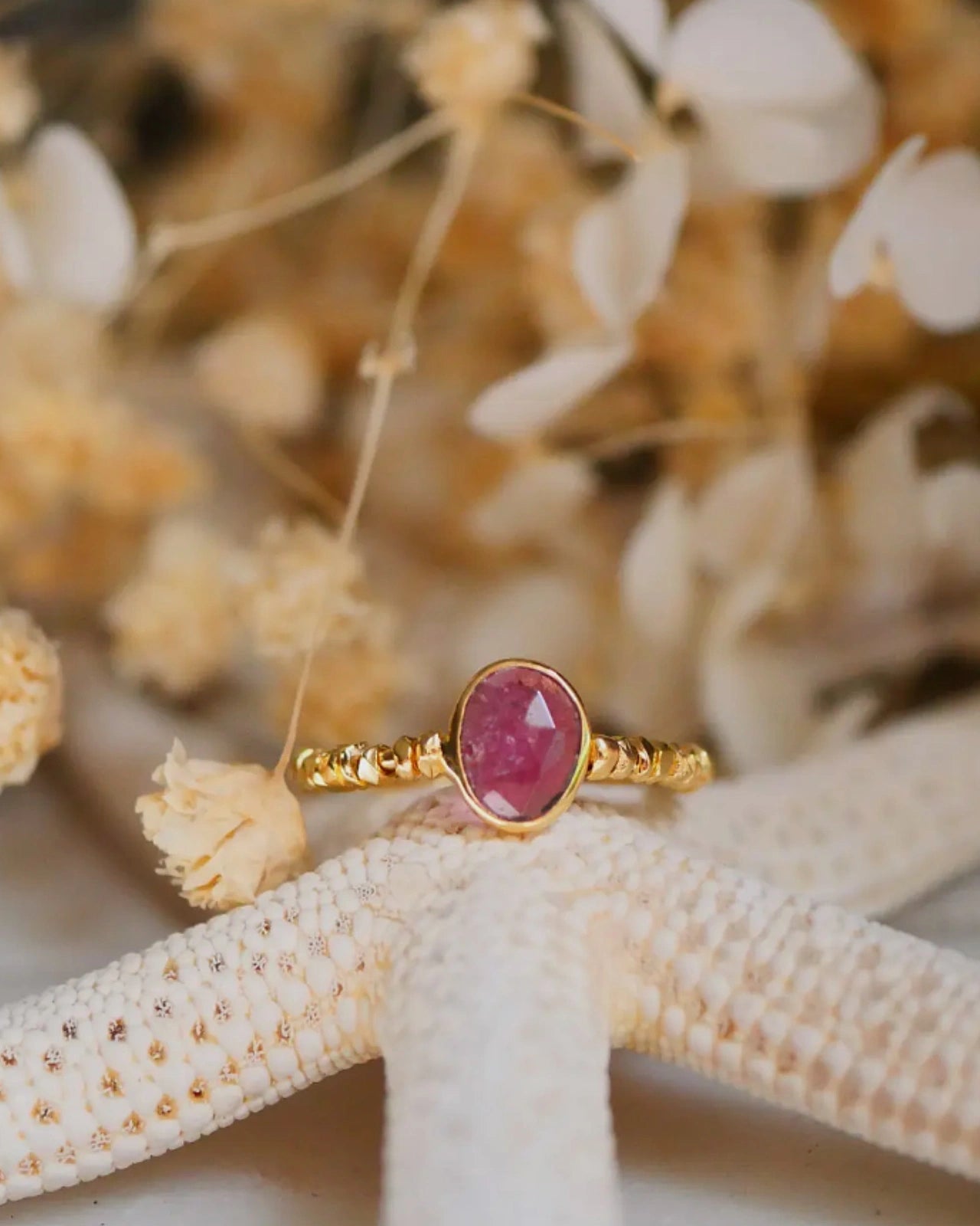 Aruna | Anello artigianale Made in Paris in ottone placcato oro 18k con pietra naturale tormalina rosa