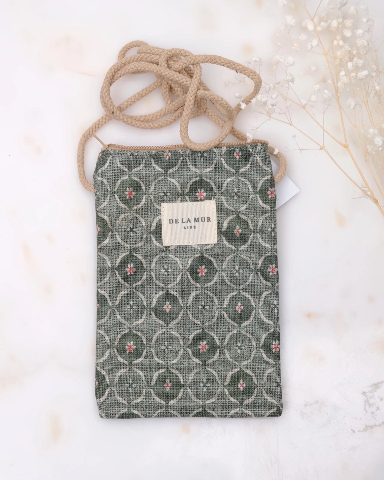 borsa portacellulare in tessuto artigianale con tracolla e stampa design ariel