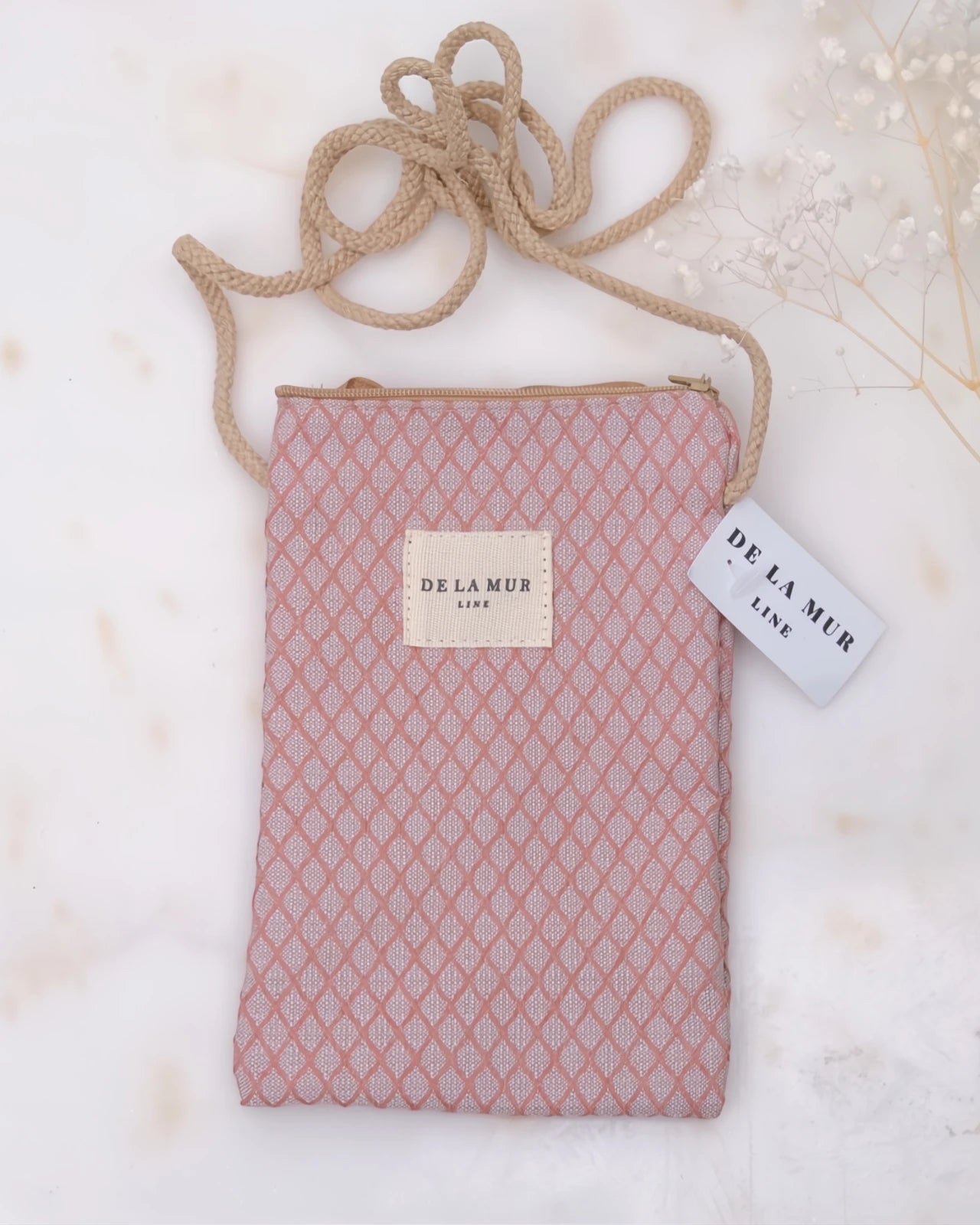 borsa portacellulare in tessuto artigianale con tracolla e stampa design koma