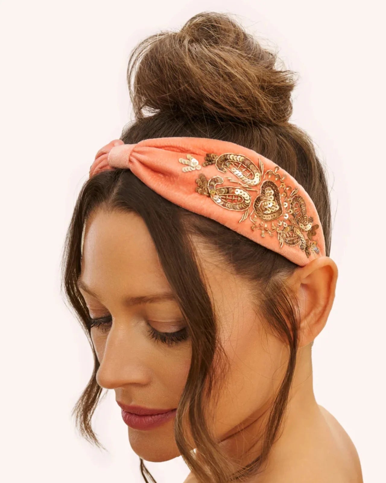 Fascia per capelli imbottita in velluto ricami floreali dorati e dettagli preziosi, accessorio artigianale