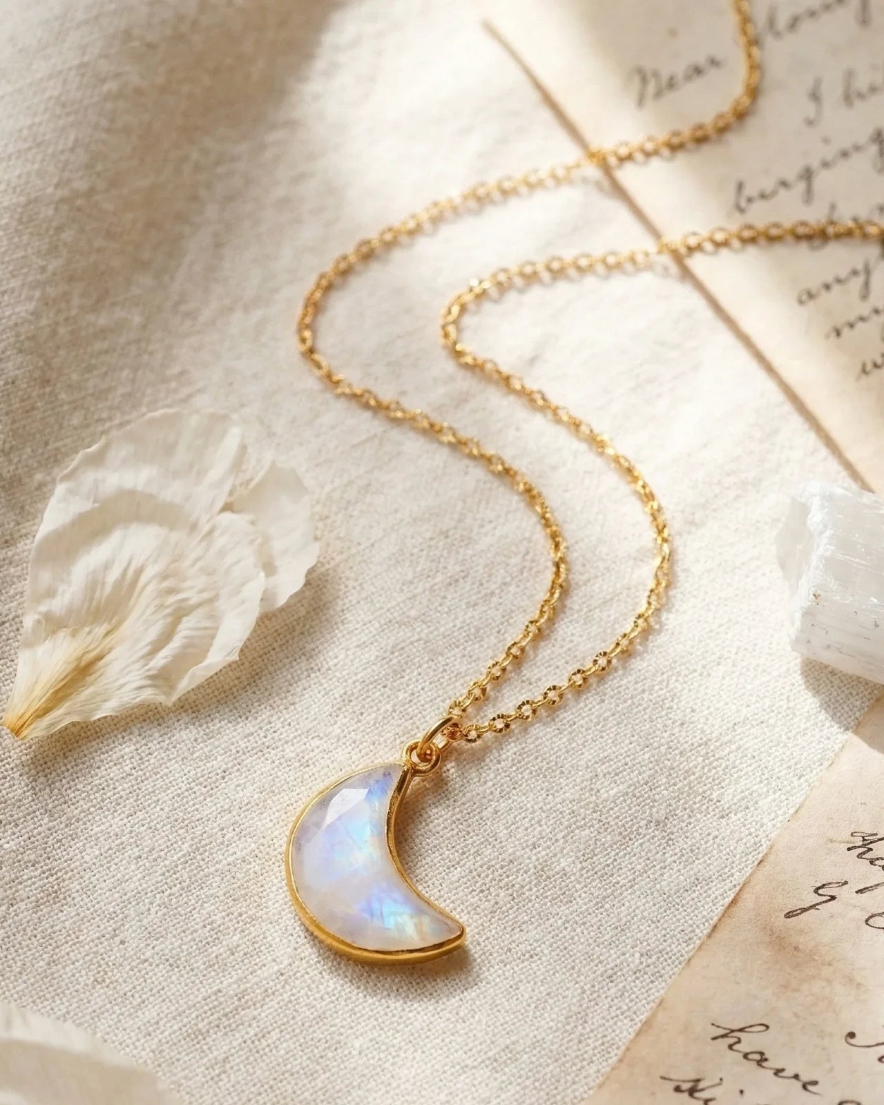 Collana Chandra in acciaio inossidabile placcato oro con ciondolo luna in pietra di luna arcobaleno ( labradorite bianca autentica ) e catena dorata su piume bianche - dettaglio riflessi iridescenti - GINANDGER | Io Sono La Luce. Roma