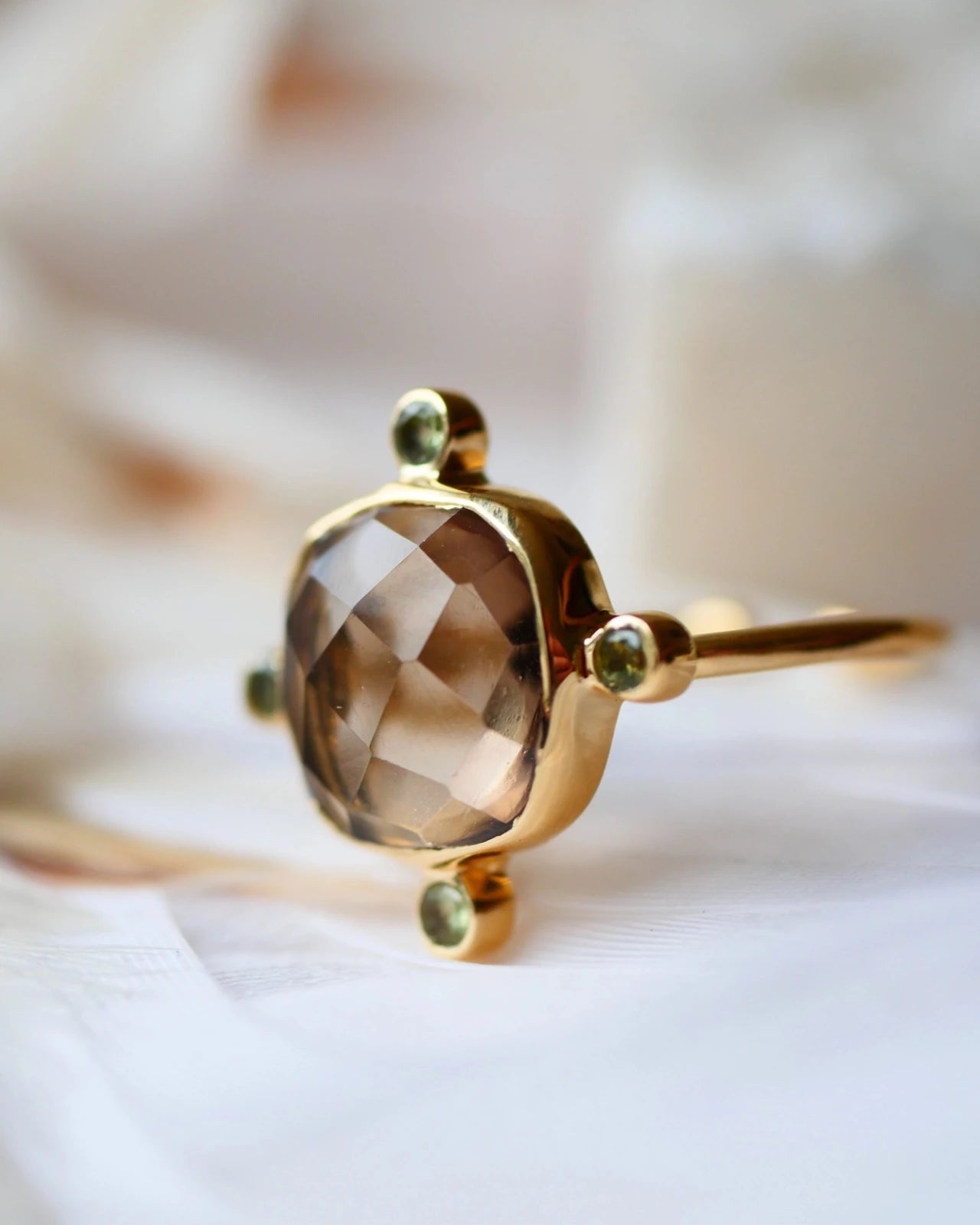 Anello artigianale ottone dorato con quarzo fumé centrale e quattro peridoti, geometria sacra gioiello fatto a mano