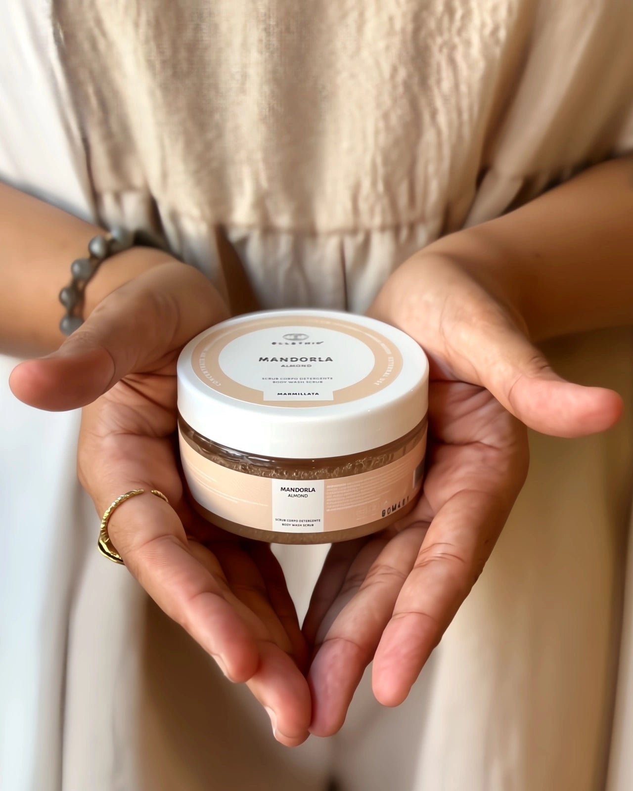 scrub corpo alla mandorla con oli naturali 100 gr - io sono la luce - roma